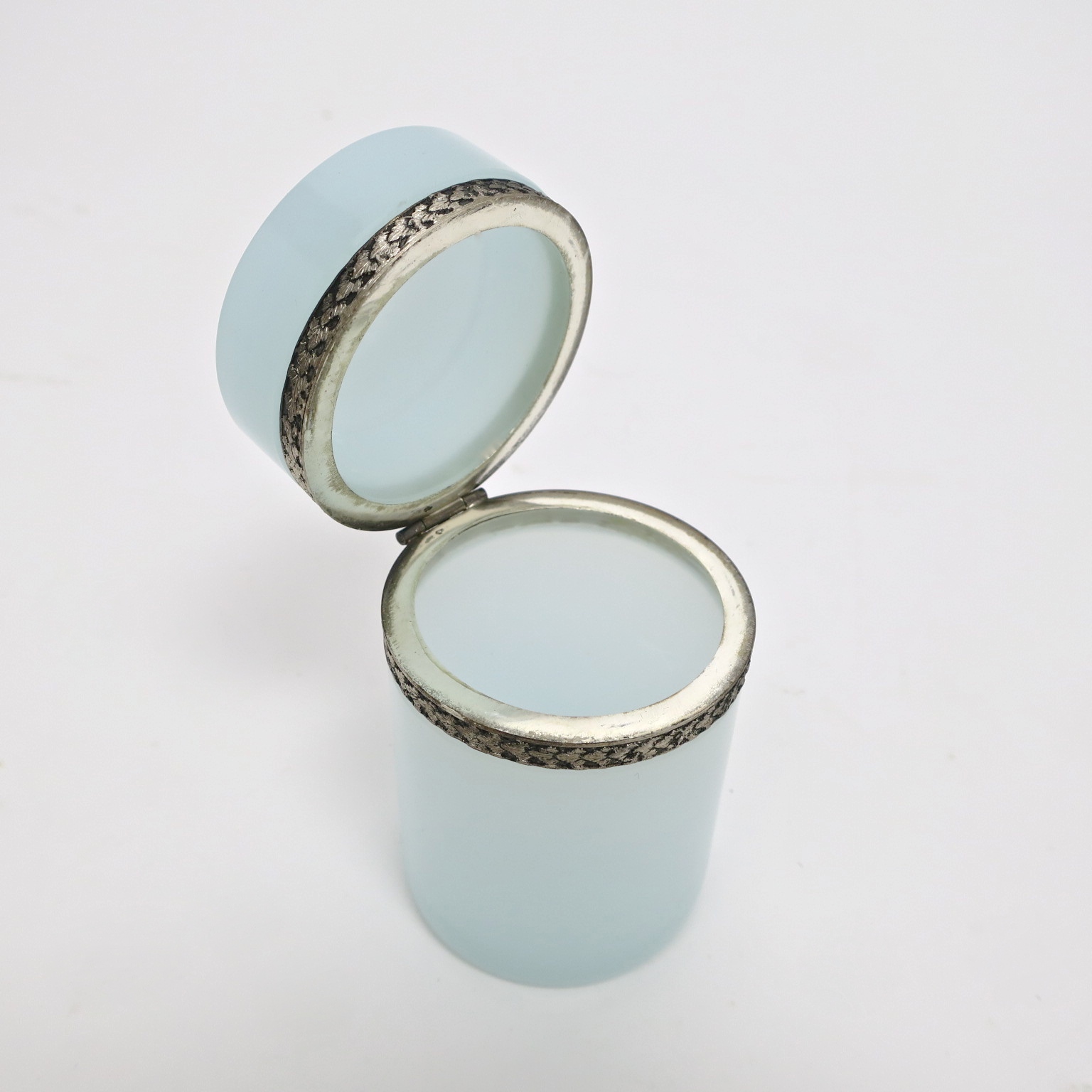 schatzdose deckeldose trinket box ormulo opalglas opalino nobel edel luxury interior kaufmuseum box himmelblau türkis turquoise pastelblau