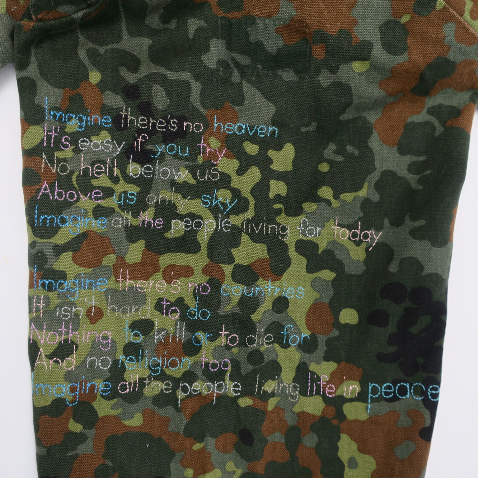 imagine johnlennon statementparka kamouflage camo camouflage slowfashion fairfashion crueltryfree loveandpeace kaufmuseum embroidery handgestickt stickereifriedensbewegung peacemovement