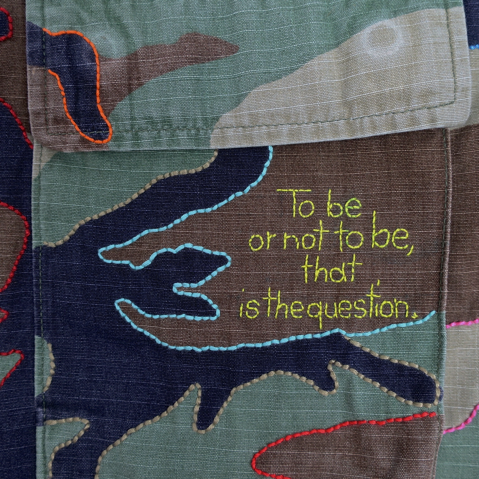 hamlet biene bee camouflage camo camu statement fairfashion slowfashion ethicalfashion anstand shakespeare kampfuniform ecofriendly dignity humanism handgestickt embroidery stitching 