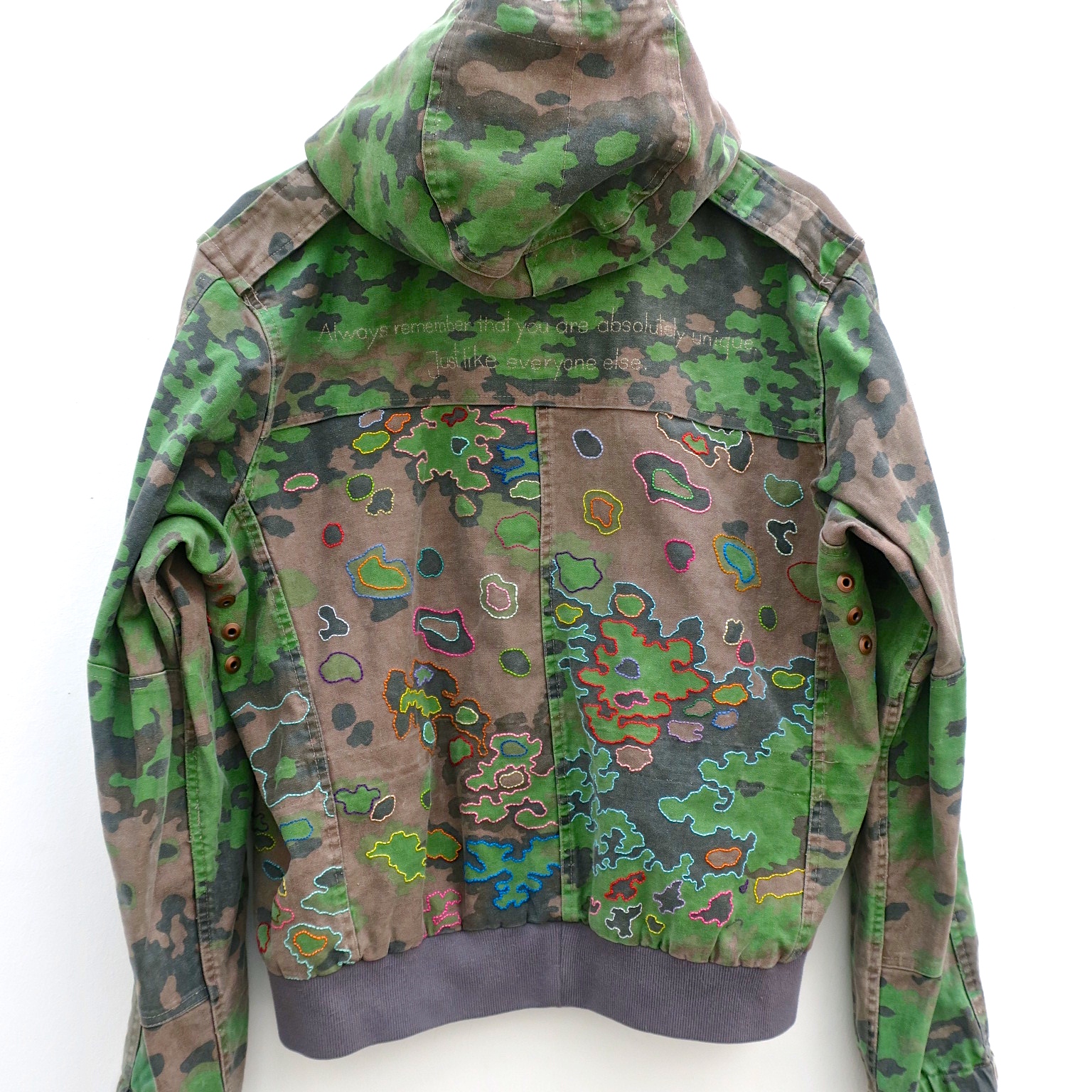embroidery handgestickt camouflage camo military handembroidered peacekeeping eichenlaub tarnjacke bomberjacke peace ubuntu slowfashion crueltyfree sustainable statementfashion political fashion 