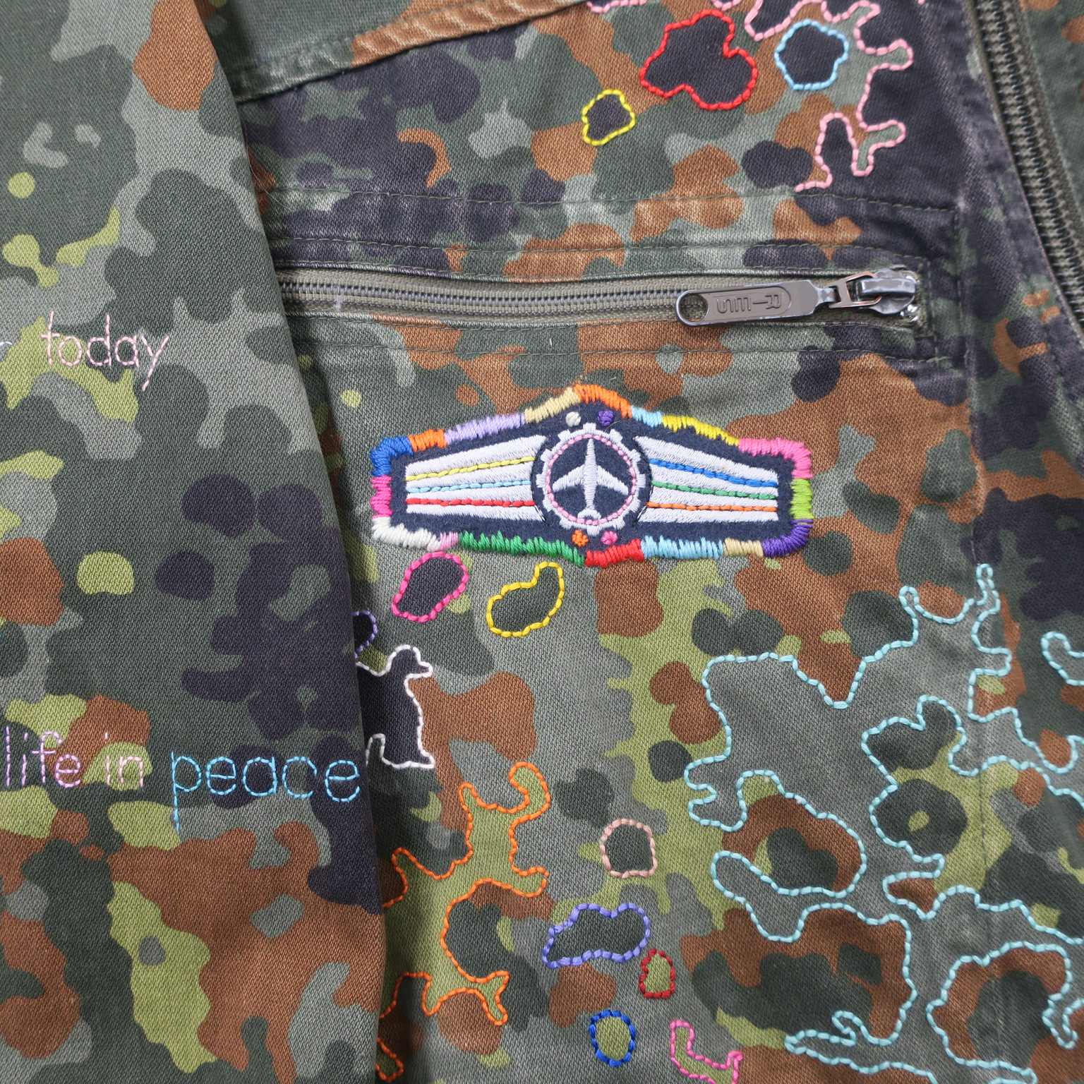 imagine johnlennon statementparka kamouflage camo camouflage slowfashion fairfashion crueltryfree loveandpeace kaufmuseum embroidery handgestickt stickereifriedensbewegung peacemovement