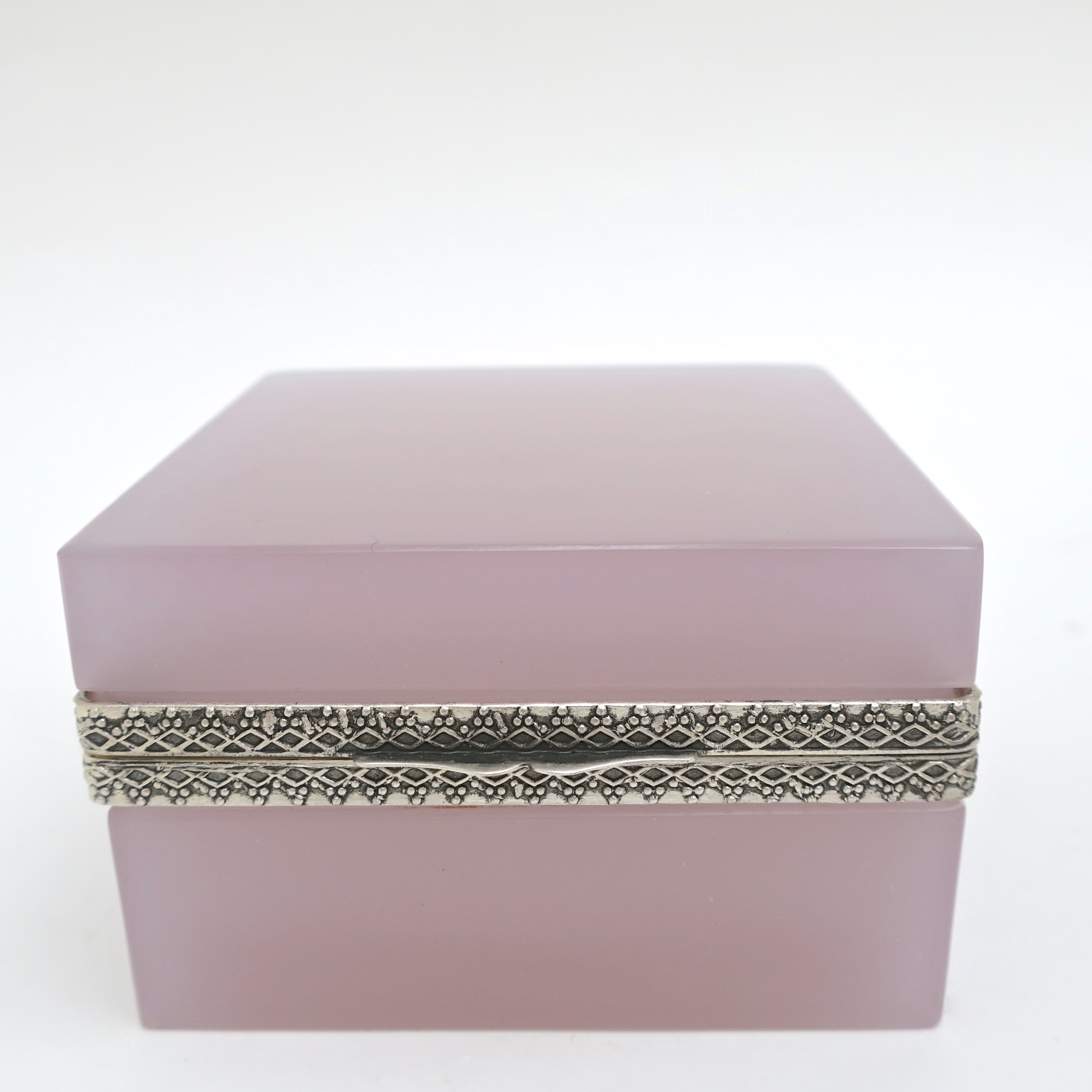 opalglas chrysoberyll alexandrit deckeldose hochzeitsgeschenk weddinggift designklassiker chamäleon farbwechsler salbeigrün amethyst altrosa interior inneneinrichtung luxus taufgeschenk magie ormolu trinketbox kaufmuseum münchen bogenhausen