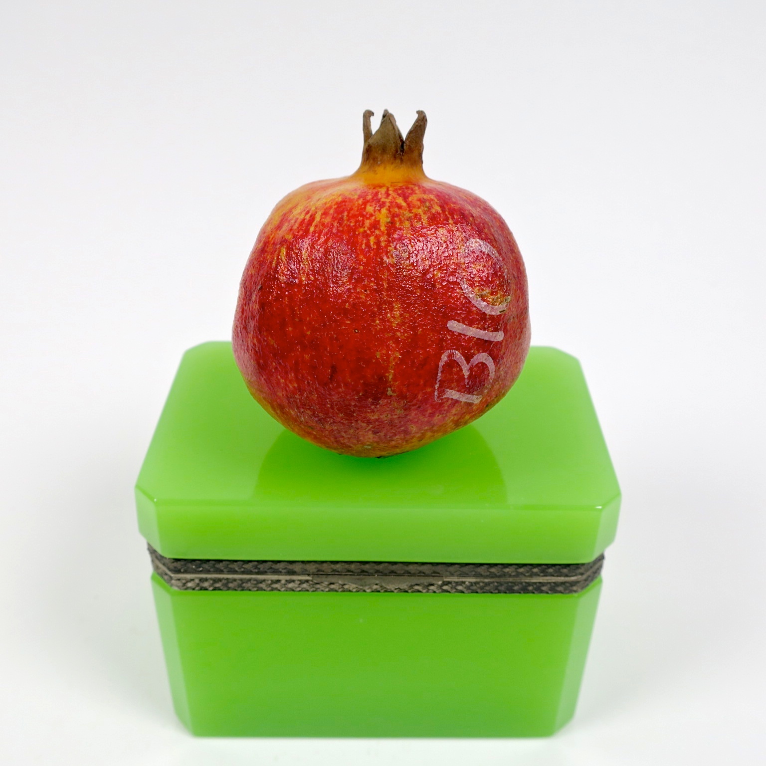 zuckerdose esmeralda granatapfel geschenke münchen trinketbox ormulo schatztruhe glasdose interiordetail antik design hochzeit hochzeitsgeschenk verlobungsgeschenk kaufmuseum