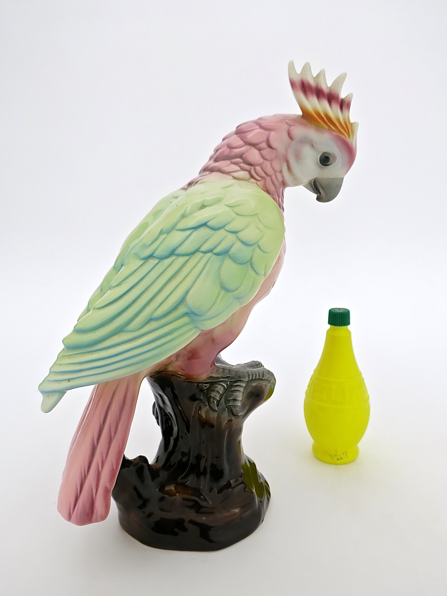 kakadu cortendorf keramik ceramique cockatoo figur puderpink mintgrün pastelpink interior kaufmuseum münchen inneneinrichtung design styling