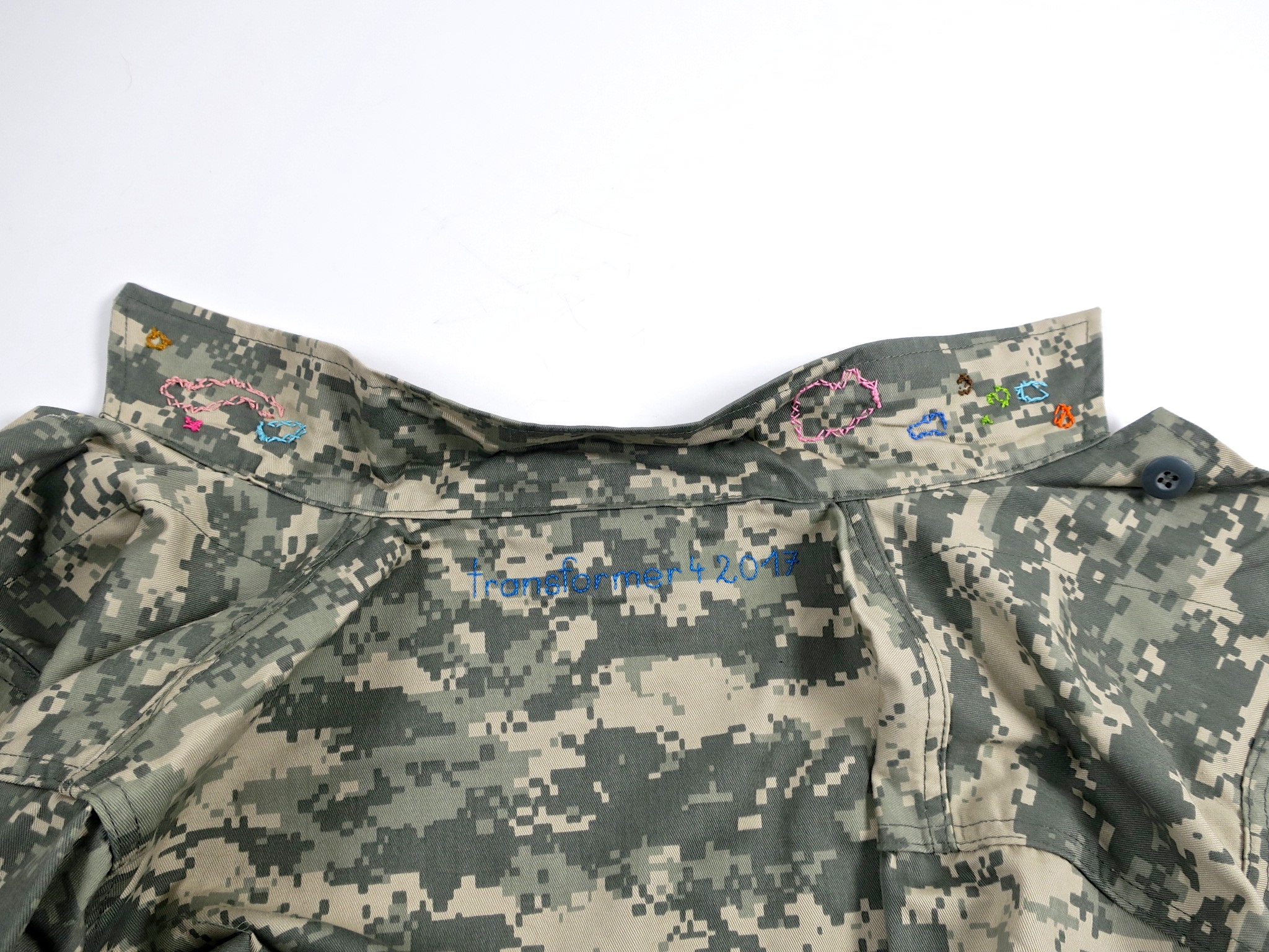 camouflage militärjacke combatuniform camo fairfashion upcycle ökofashion slowfashion embroidery handgestickt unique einzelstück parka jacke heikebruchhausen kaufmuseum