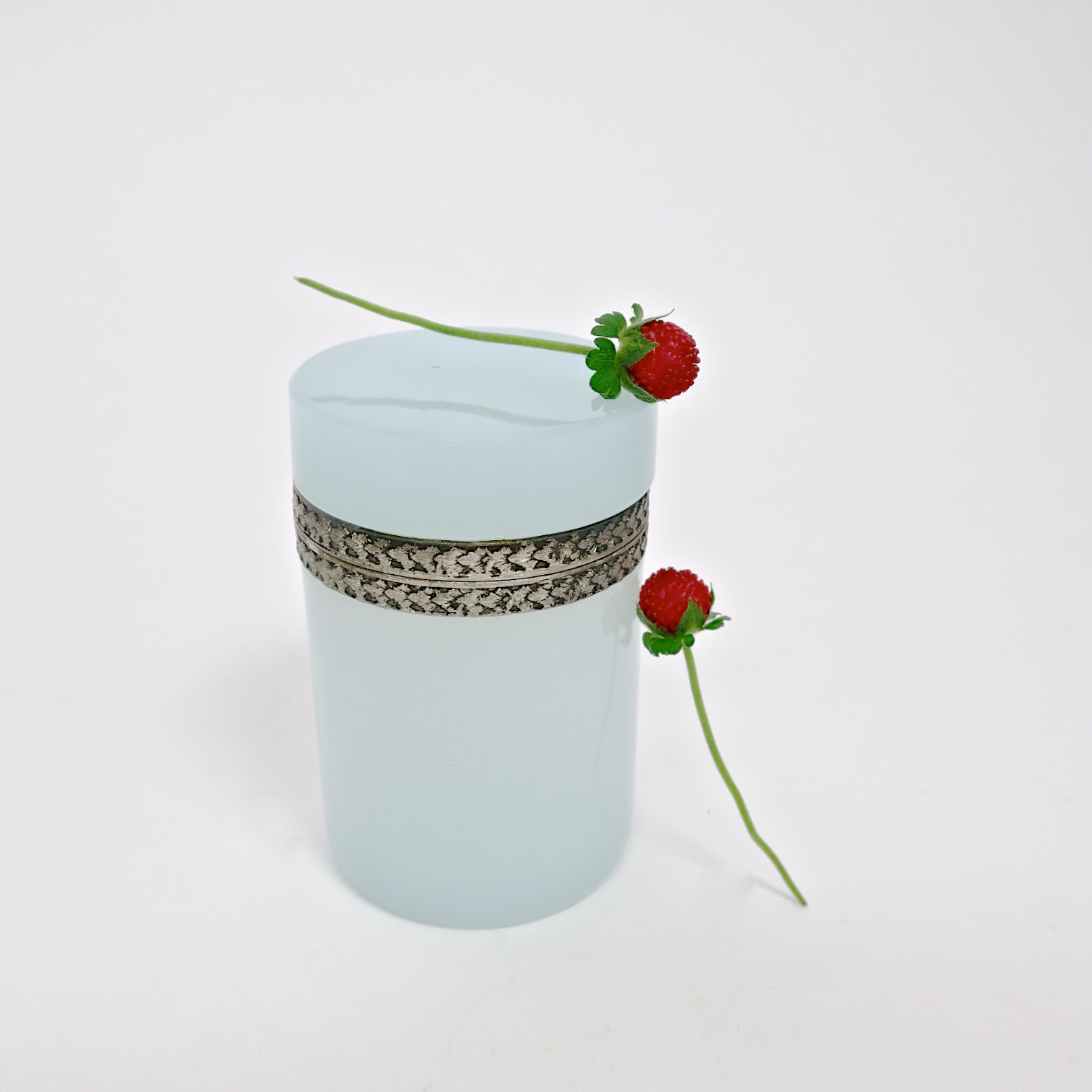 schatzdose deckeldose trinket box ormulo opalglas opalino nobel edel luxury interior kaufmuseum box himmelblau türkis turquoise pastelblau