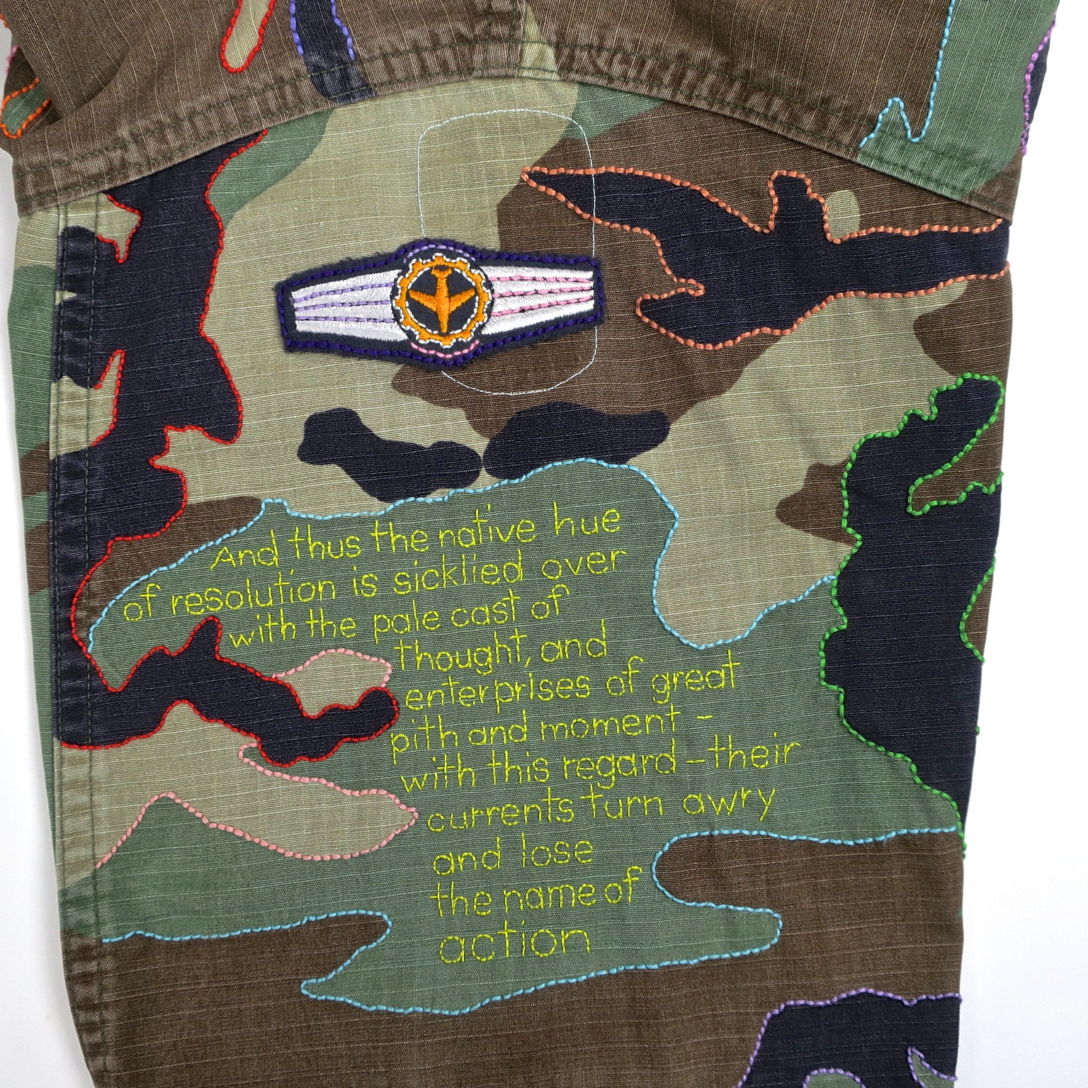 hamlet biene bee camouflage camo camu statement fairfashion slowfashion ethicalfashion anstand shakespeare kampfuniform ecofriendly dignity humanism handgestickt embroidery stitching 