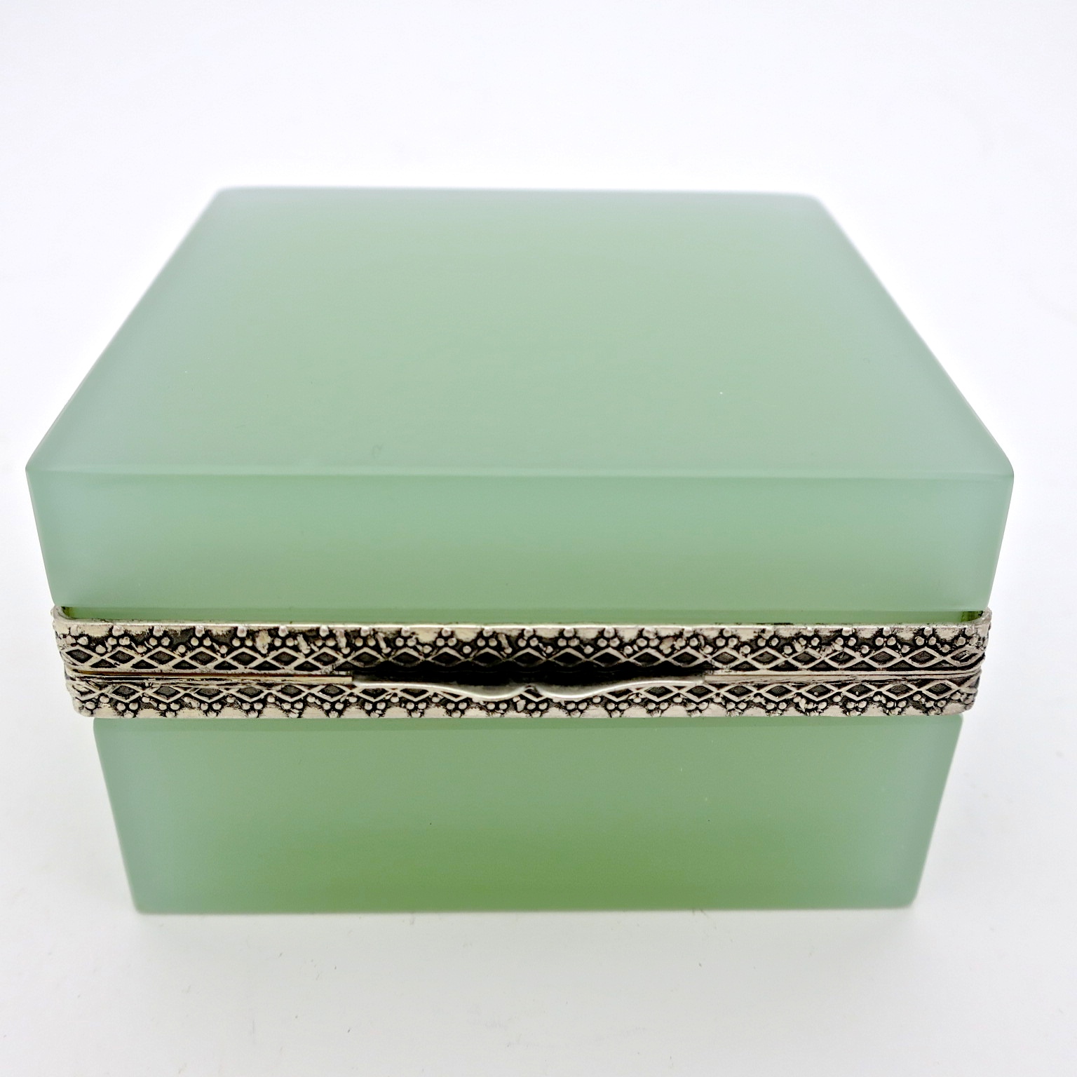 opalglas chrysoberyll alexandrit deckeldose hochzeitsgeschenk weddinggift designklassiker chamäleon farbwechsler salbeigrün amethyst altrosa interior inneneinrichtung luxus taufgeschenk magie ormolu trinketbox kaufmuseum münchen bogenhausen