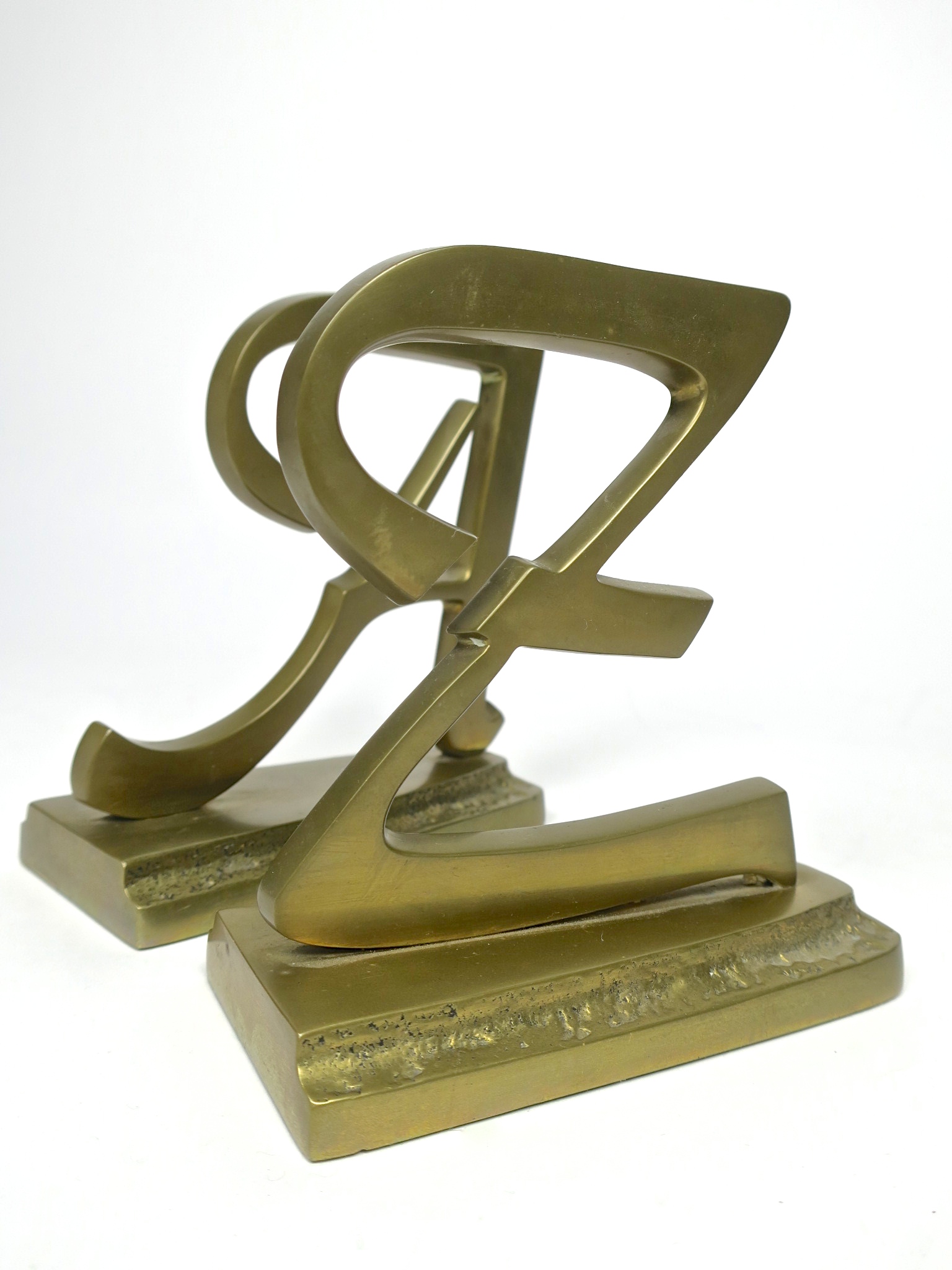 Typographie buchstützen brass gold messing buchstaben geschenk kaufmuseum heikebruchhausen bookend midcentury design