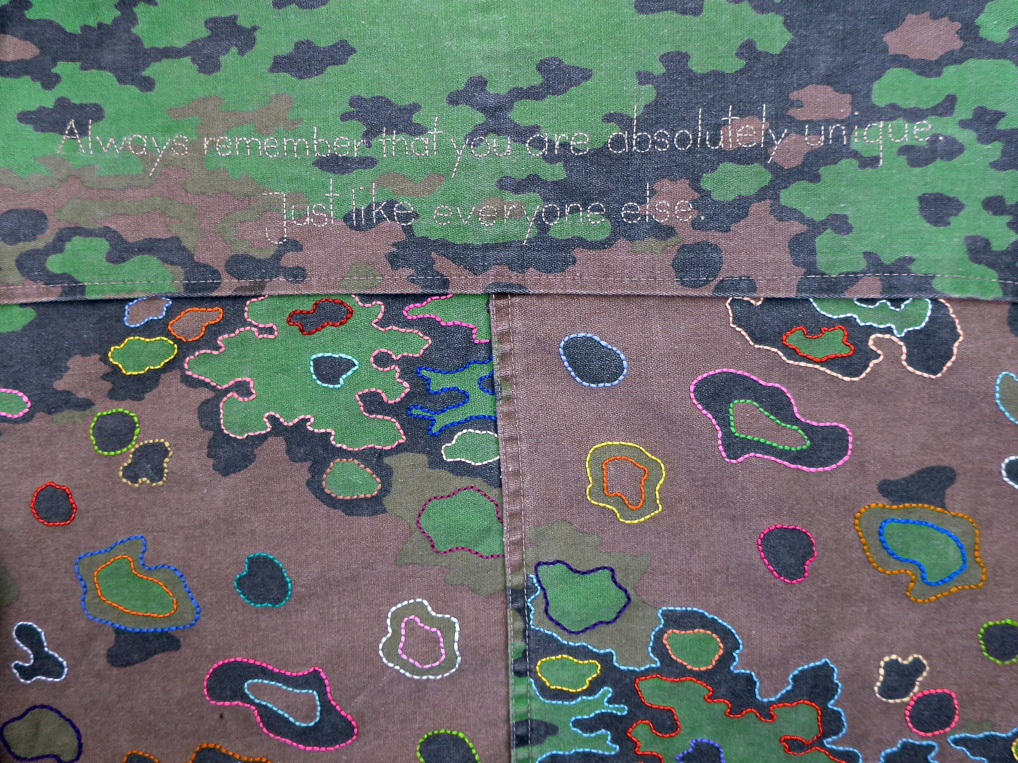 embroidery handgestickt camouflage camo military handembroidered peacekeeping eichenlaub tarnjacke bomberjacke peace ubuntu slowfashion crueltyfree sustainable statementfashion political fashion 