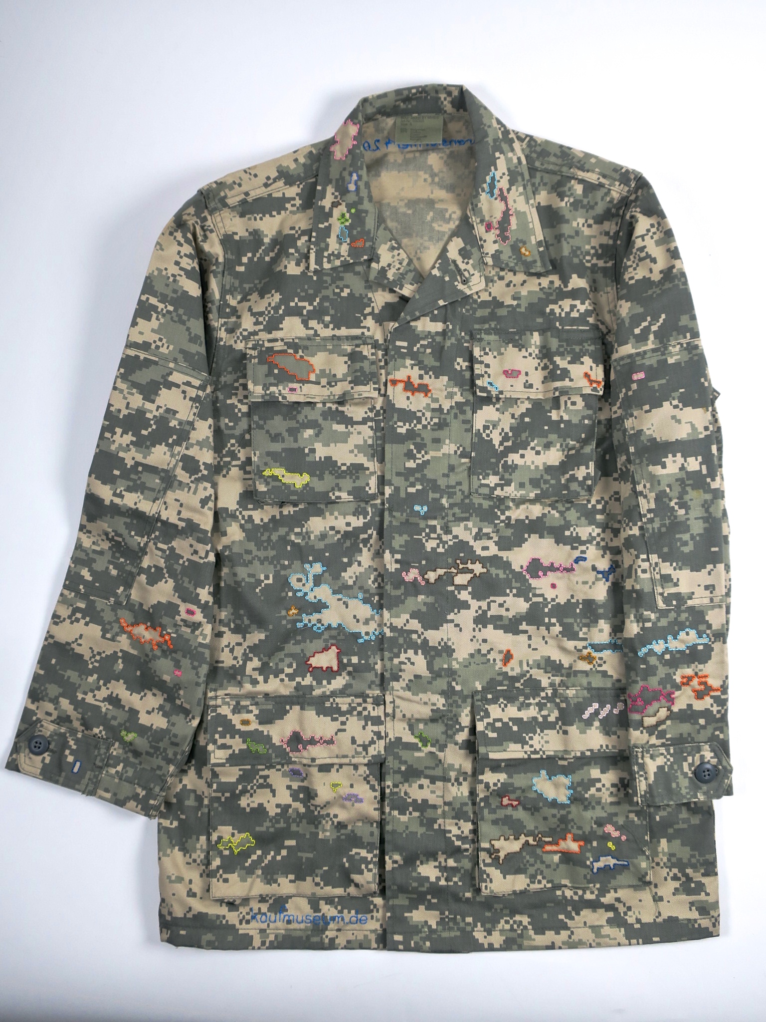 camouflage militärjacke combatuniform camo fairfashion upcycle ökofashion slowfashion embroidery handgestickt unique einzelstück parka jacke heikebruchhausen kaufmuseum