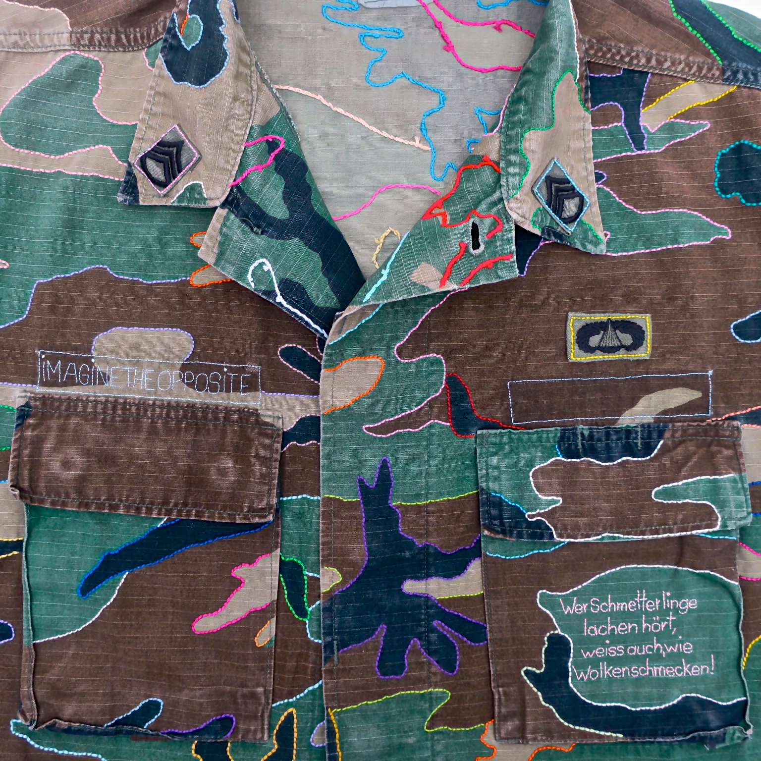 camouflage camp military combat uniform parka hippie boho peacemovement love&peace imagine the opposite slow fashion fluorescent crueltyfreefashion ökofashion eco hand embroidery handgestickt statement ethical kaufmuseum