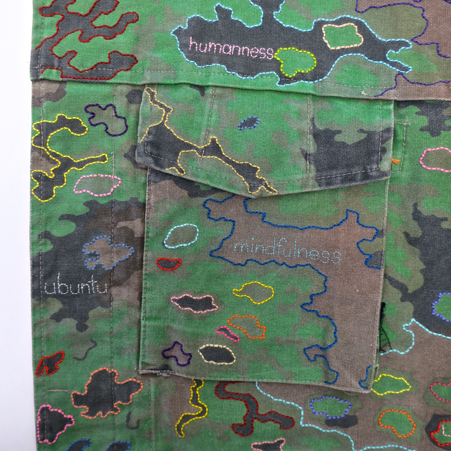 embroidery handgestickt camouflage camo military handembroidered peacekeeping eichenlaub tarnjacke bomberjacke peace ubuntu slowfashion crueltyfree sustainable statementfashion political fashion 