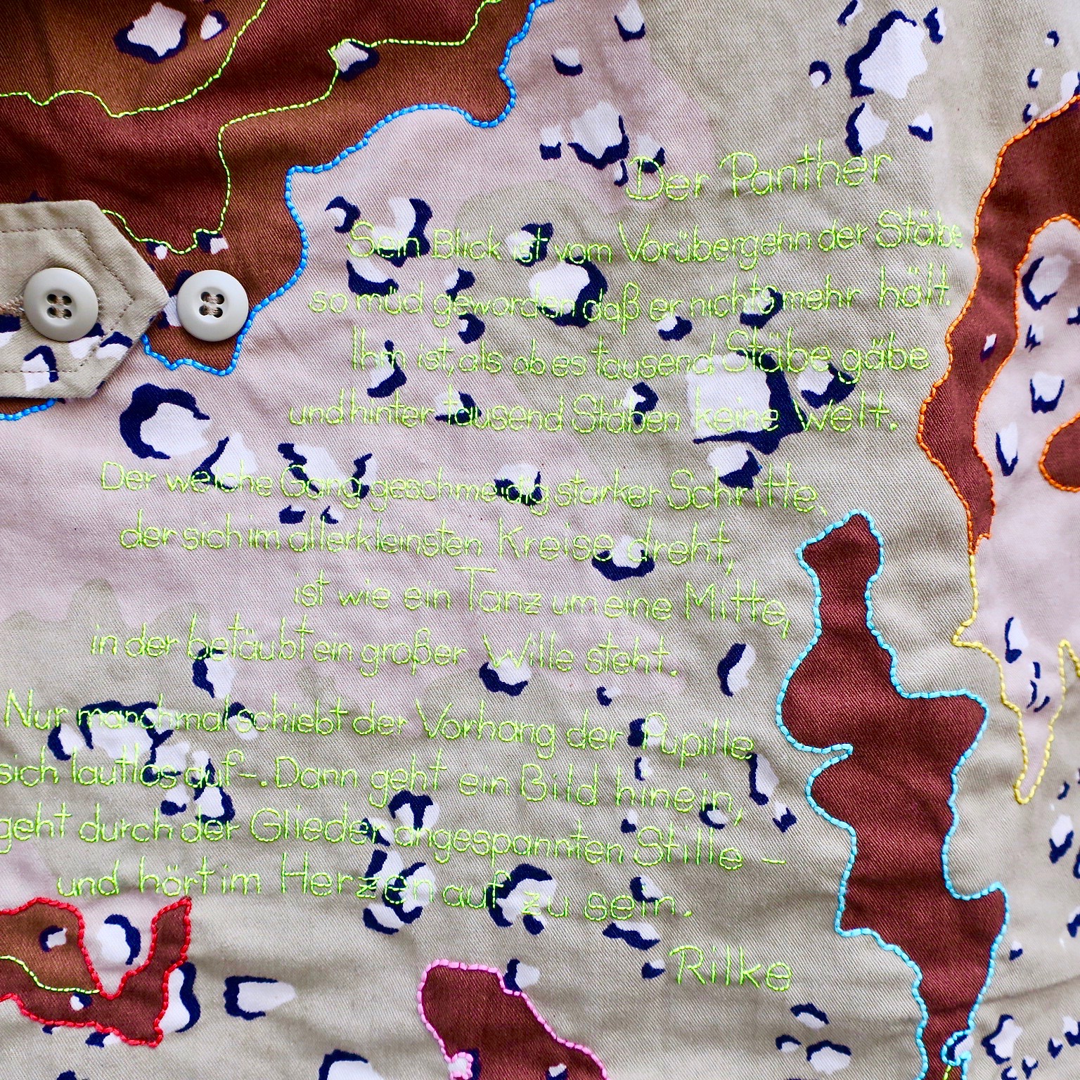 handgestickt camouflage utilityfashion slowfashion ecofashion hand embroidered neonfashion political fashion kaufmuseum parka tarnjacke wüstentarn