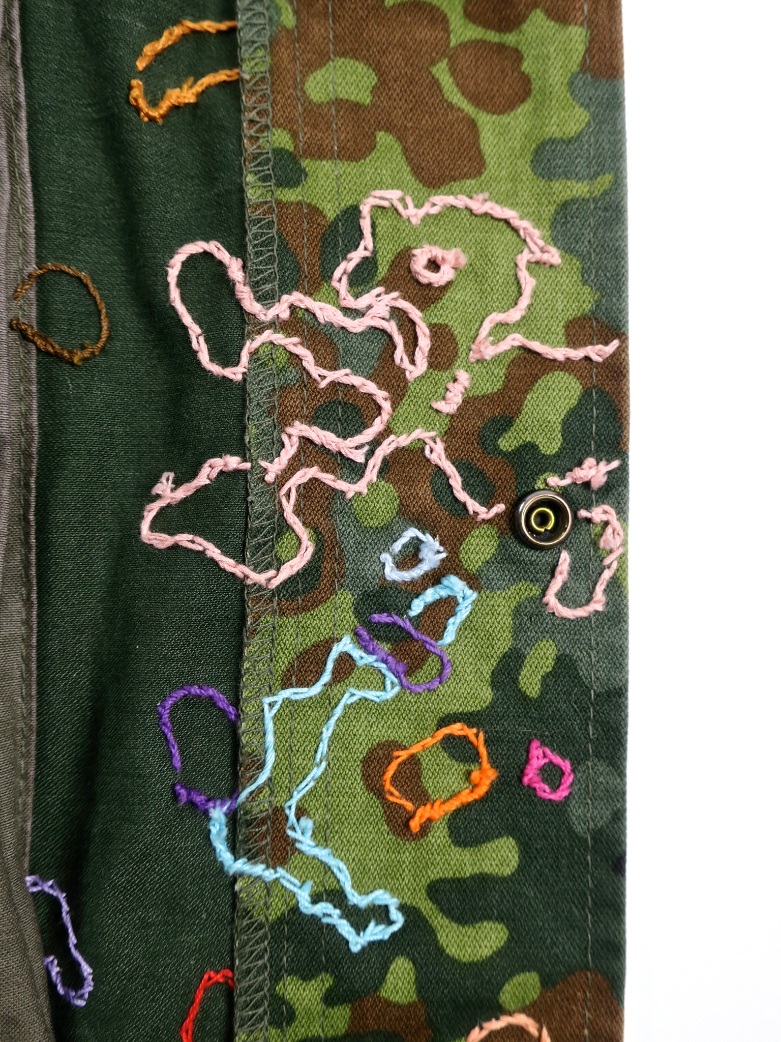 Camouflage Camo embroidery handgestickt parka olive gauland afd ethicalfashion slowfashion slowshopping kaufmuseum eco öko Kamouflage tarnmuster combatparka tarnanzug military loveand peace boateng fußball