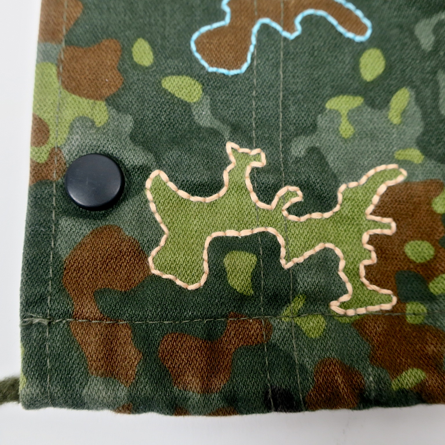 Camouflage Camo embroidery handgestickt gauland afd parka olive ethicalfashion slowfashion slowshopping kaufmuseum eco öko Kamouflage tarnmuster combatparka tarnanzug military loveand peace boateng fußball