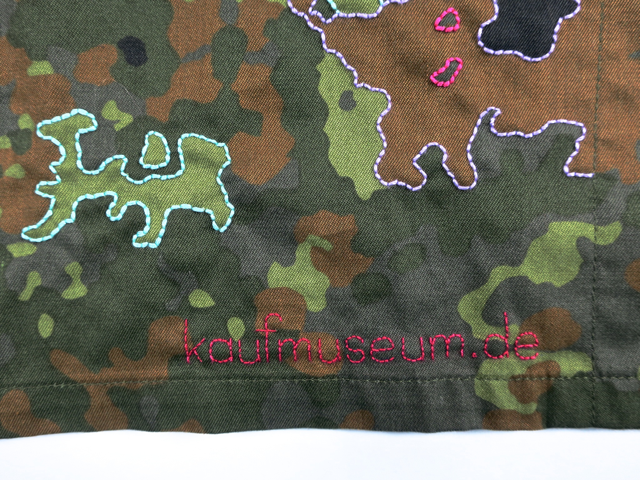 kamouflage camouflage camo militärjacke ethical ethicalfashion öko upcycling handgestickt kaufmuseum bruchhausen slowfashion embroidery 