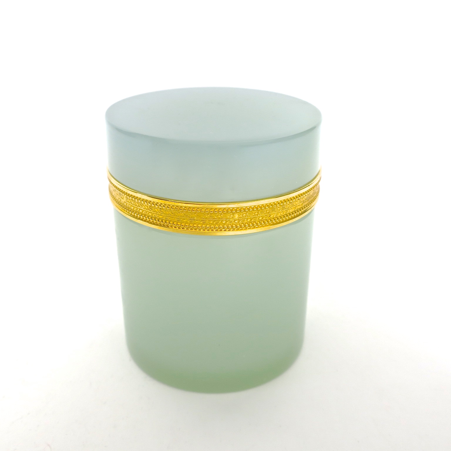 opalglas chrysoberyll alexandrit deckeldose hochzeitsgeschenk weddinggift designklassiker chamäleon farbwechler interior inneneinrichtung luxus taufgeschenk magie ormolu trinketbox kaufmuseum münchen bogenhausen