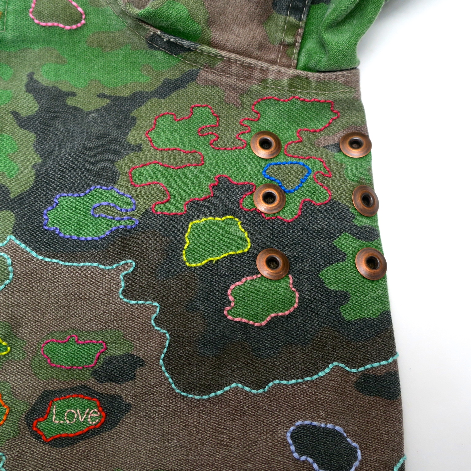 embroidery handgestickt camouflage camo military handembroidered peacekeeping eichenlaub tarnjacke bomberjacke peace ubuntu slowfashion crueltyfree sustainable statementfashion political fashion 