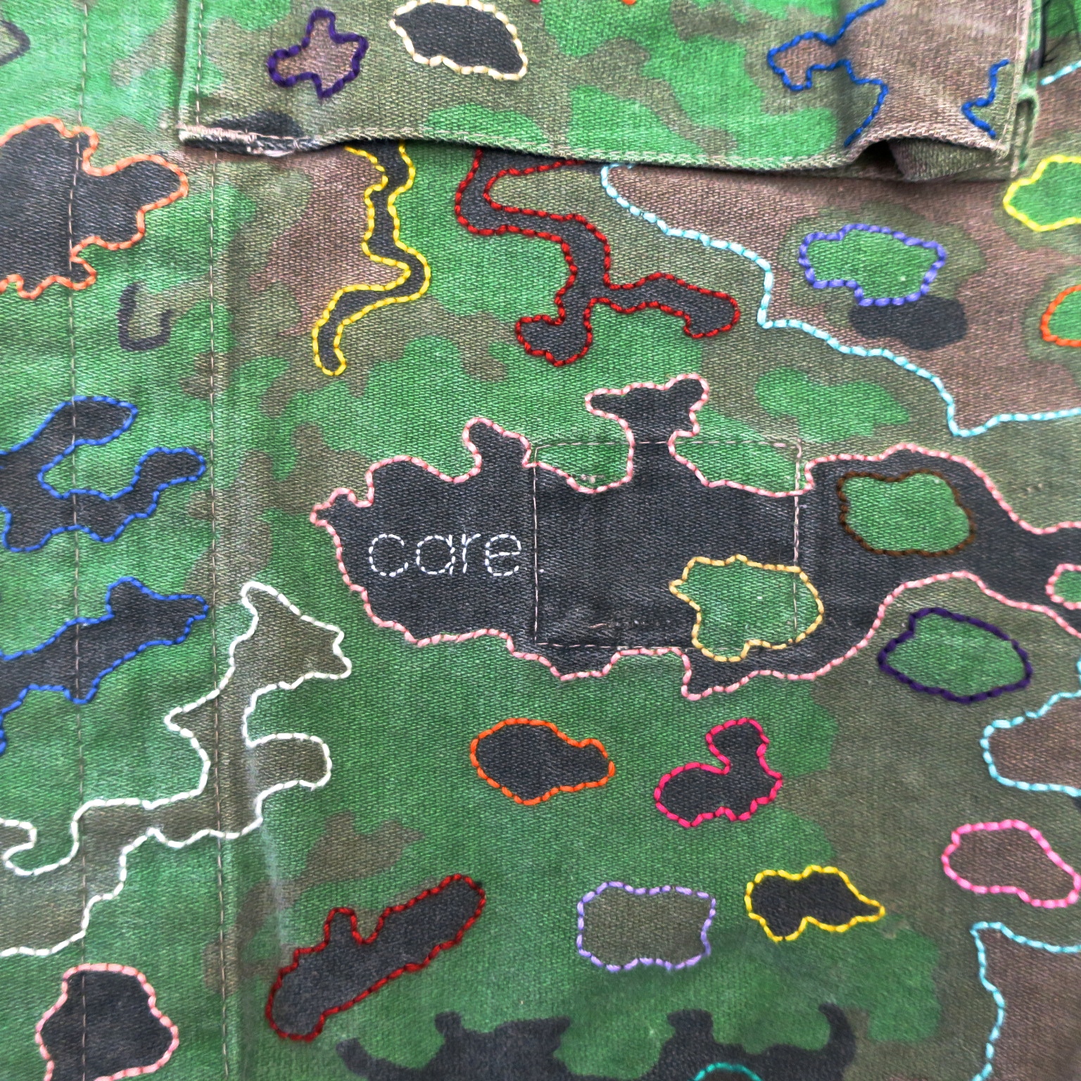 embroidery handgestickt camouflage camo military handembroidered peacekeeping eichenlaub tarnjacke bomberjacke peace ubuntu slowfashion crueltyfree sustainable statementfashion political fashion 