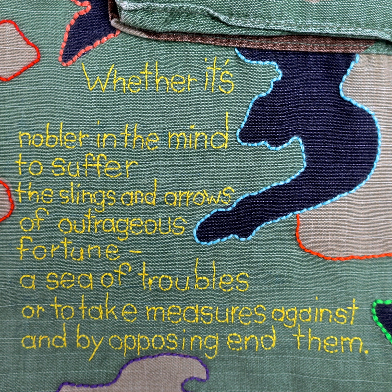 hamlet biene bee camouflage camo camu statement fairfashion slowfashion ethicalfashion anstand shakespeare kampfuniform ecofriendly dignity humanism handgestickt embroidery stitching 