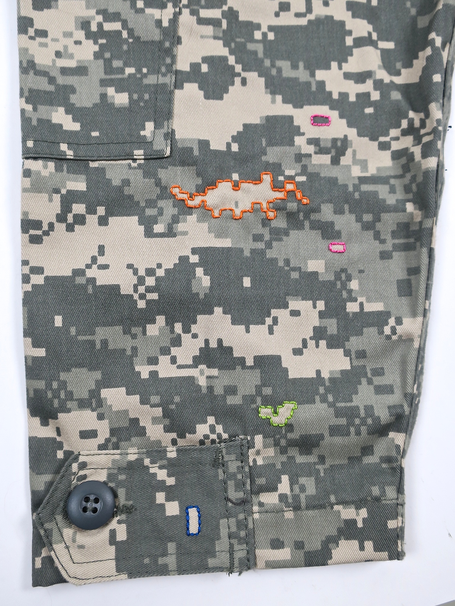 camouflage militärjacke combatuniform camo fairfashion upcycle ökofashion slowfashion embroidery handgestickt unique einzelstück parka jacke heikebruchhausen kaufmuseum
