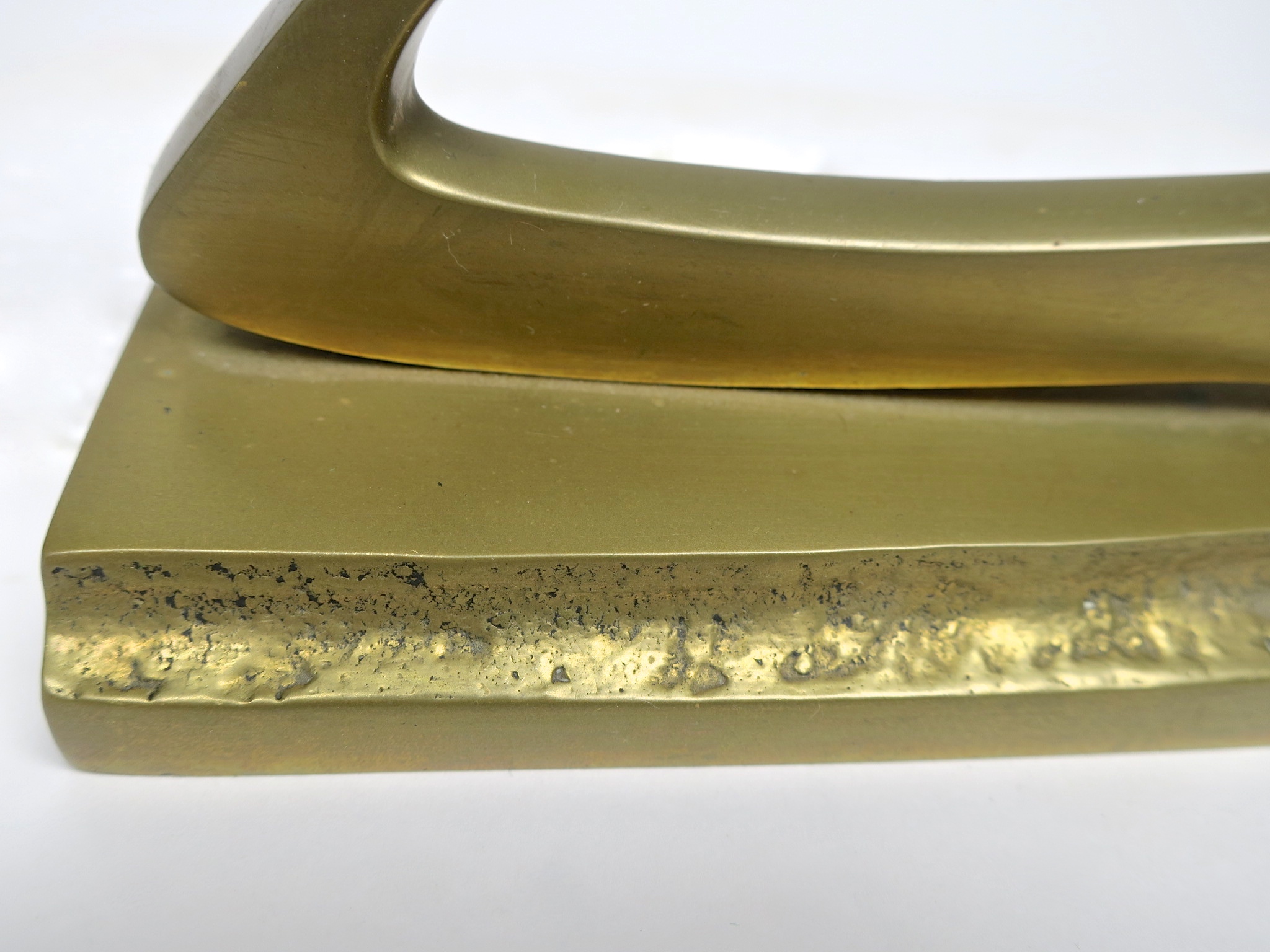 Typographie buchstützen brass gold messing buchstaben geschenk kaufmuseum heikebruchhausen bookend midcentury design