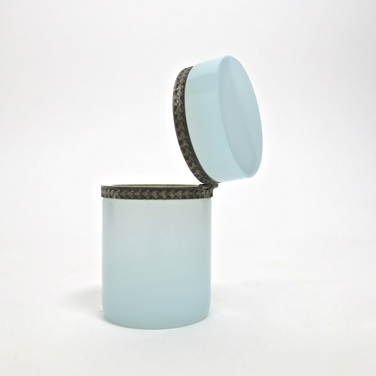 schatzdose deckeldose trinket box ormulo opalglas opalino nobel edel luxury interior kaufmuseum box himmelblau türkis turquoise pastelblau