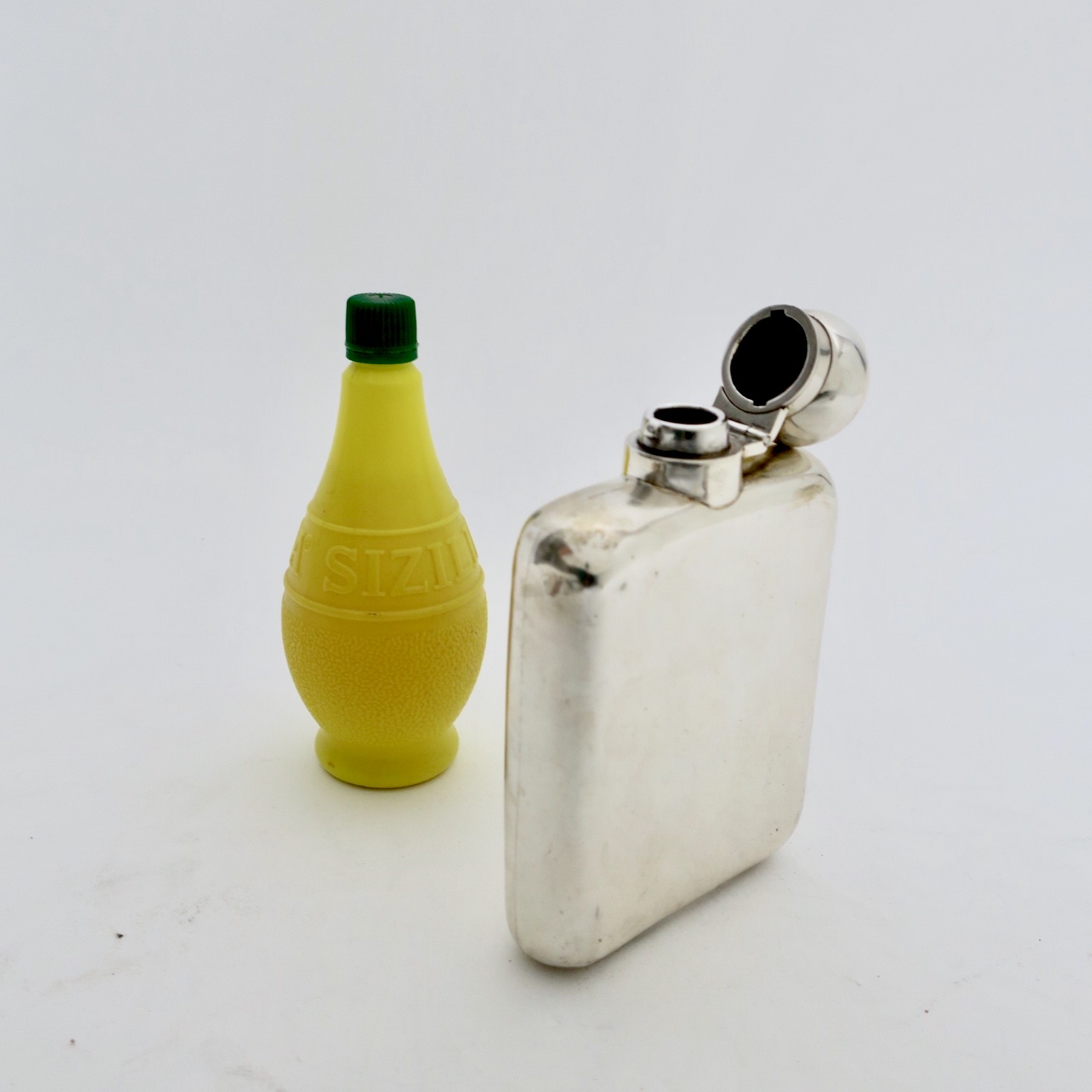 lund&blockley jamesdixon&sons silver silber sterling hipflask flachman männergeschenke giftsformen weihnachtsgeschenk schnaps designklassiker kaufmuseum interiordetail