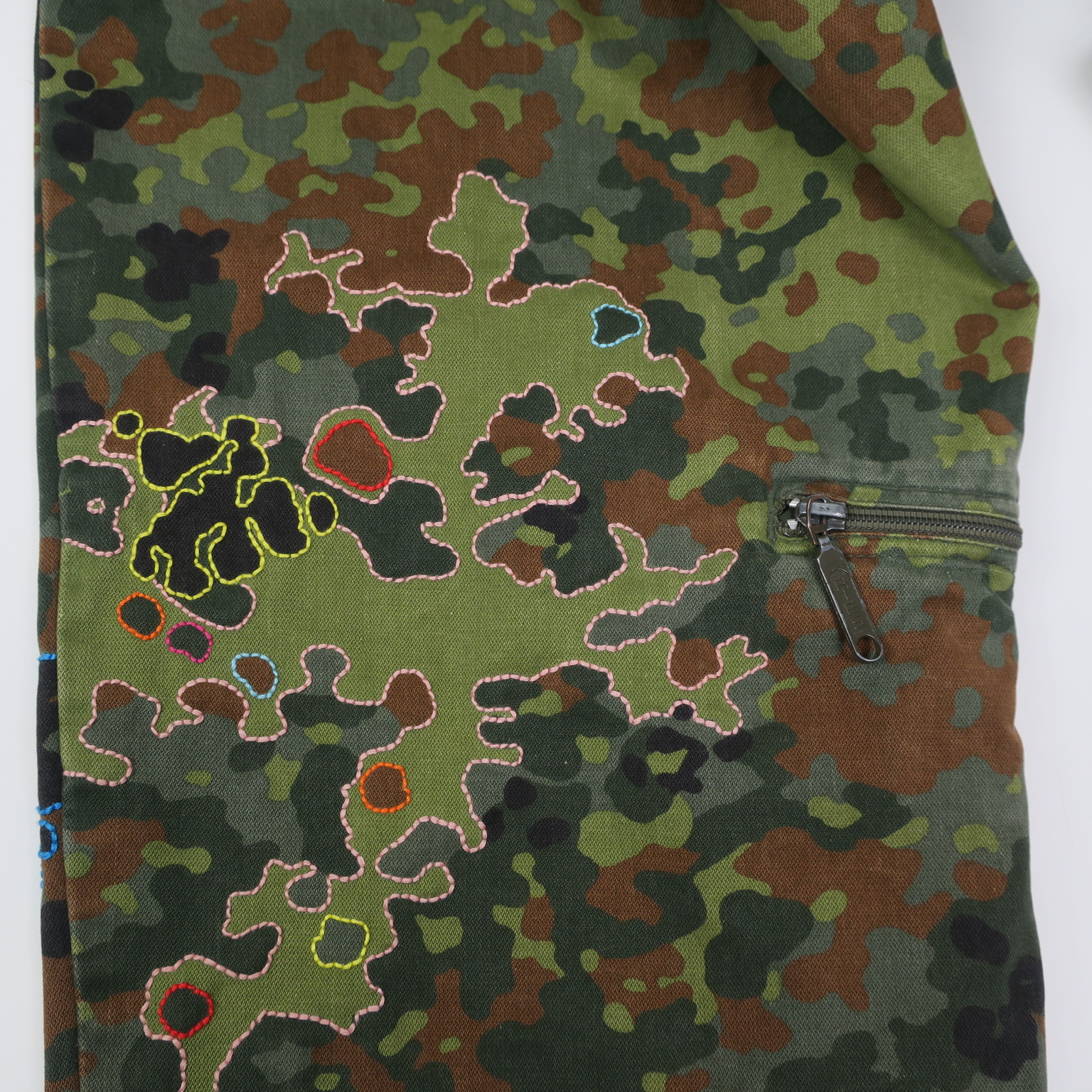 imagine johnlennon statementparka kamouflage camo camouflage slowfashion fairfashion crueltryfree loveandpeace kaufmuseum embroidery handgestickt stickereifriedensbewegung peacemovement