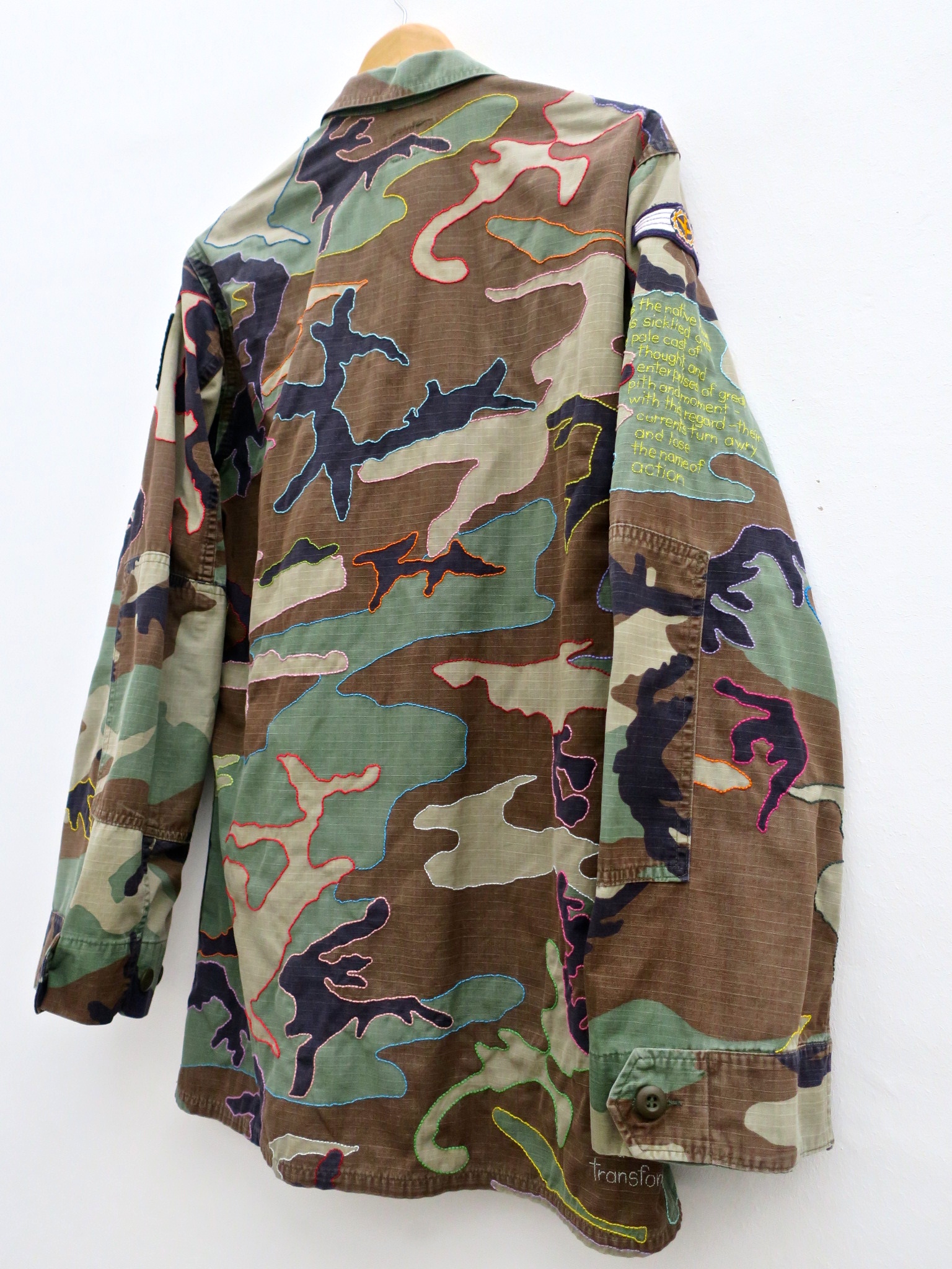 hamlet biene bee camouflage camo camu statement fairfashion slowfashion ethicalfashion anstand shakespeare kampfuniform ecofriendly dignity humanism handgestickt embroidery stitching 