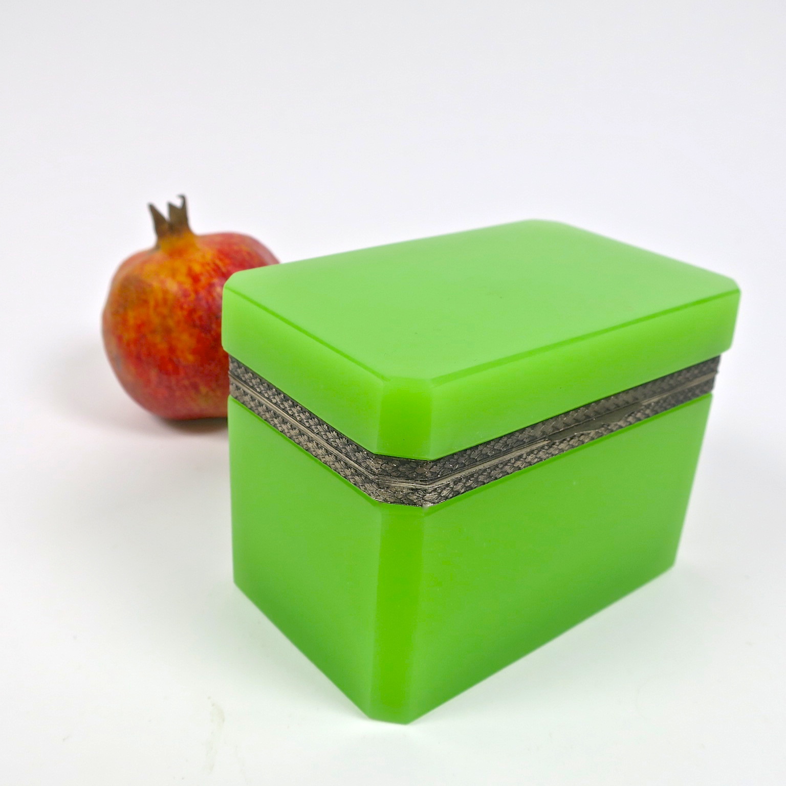zuckerdose esmeralda granatapfel geschenke münchen trinketbox ormulo schatztruhe glasdose interiordetail antik design hochzeit hochzeitsgeschenk verlobungsgeschenk kaufmuseum