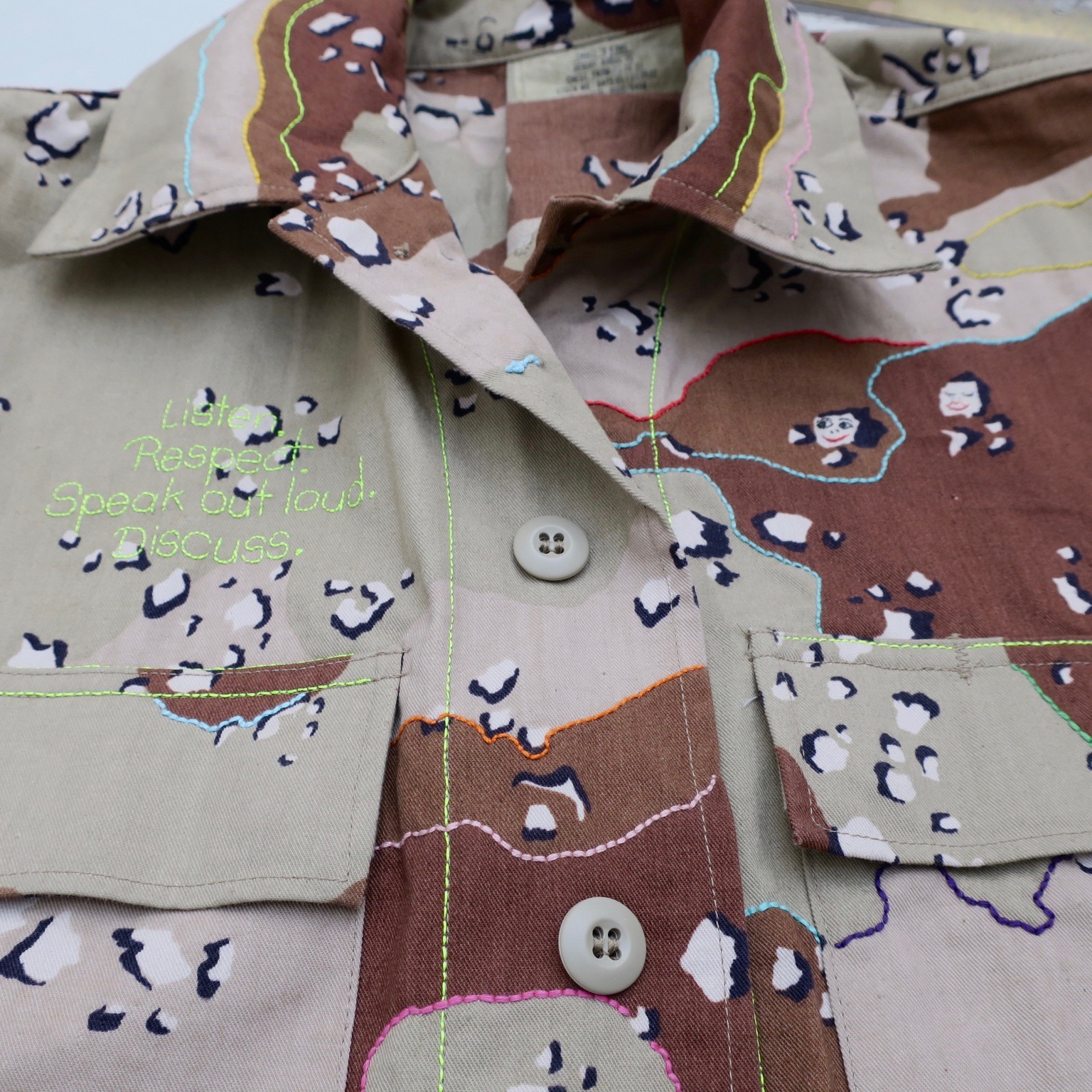 handgestickt camouflage utilityfashion slowfashion ecofashion hand embroidered neonfashion political fashion kaufmuseum parka tarnjacke wüstentarn