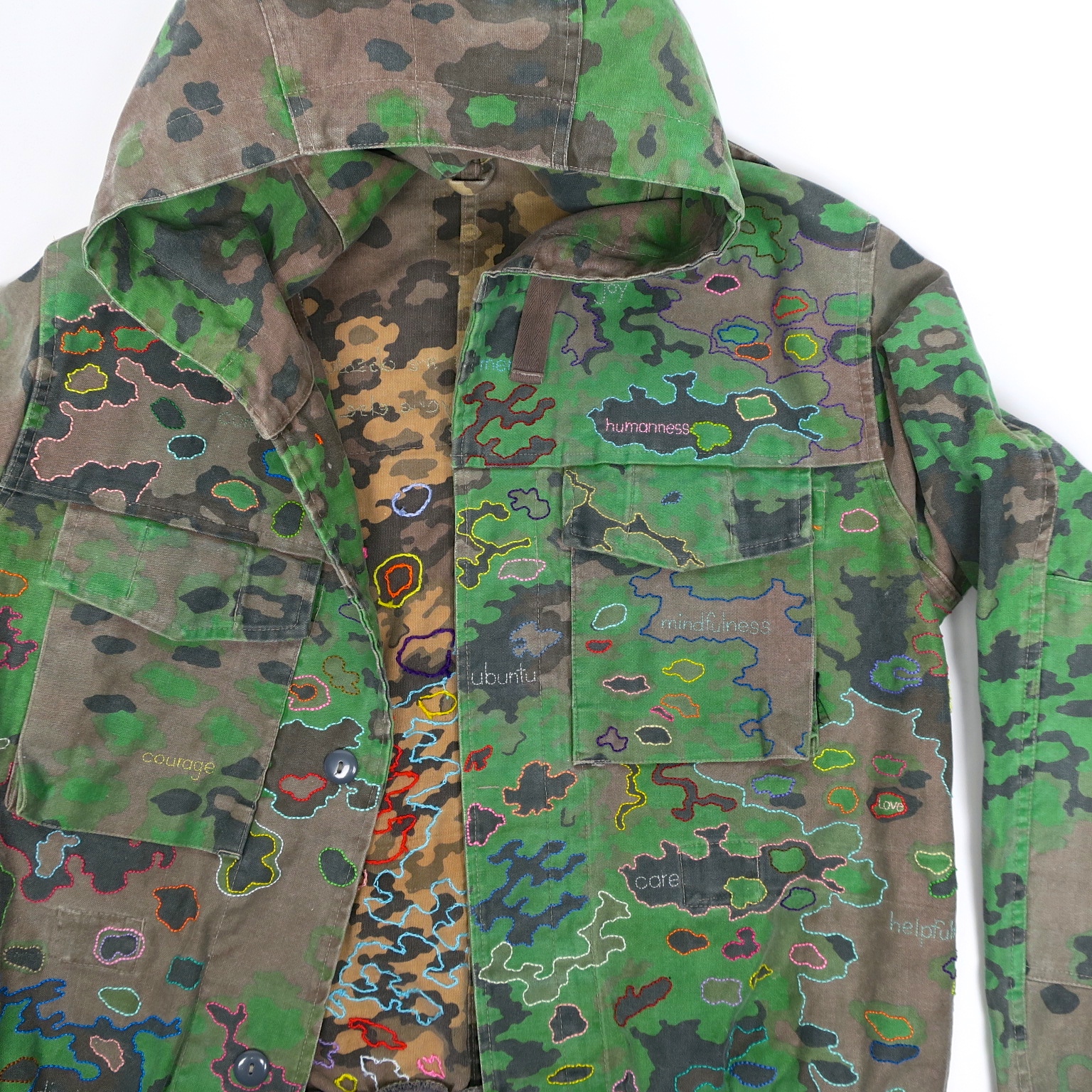 embroidery handgestickt camouflage camo military handembroidered peacekeeping eichenlaub tarnjacke bomberjacke peace ubuntu slowfashion crueltyfree sustainable statementfashion political fashion 
