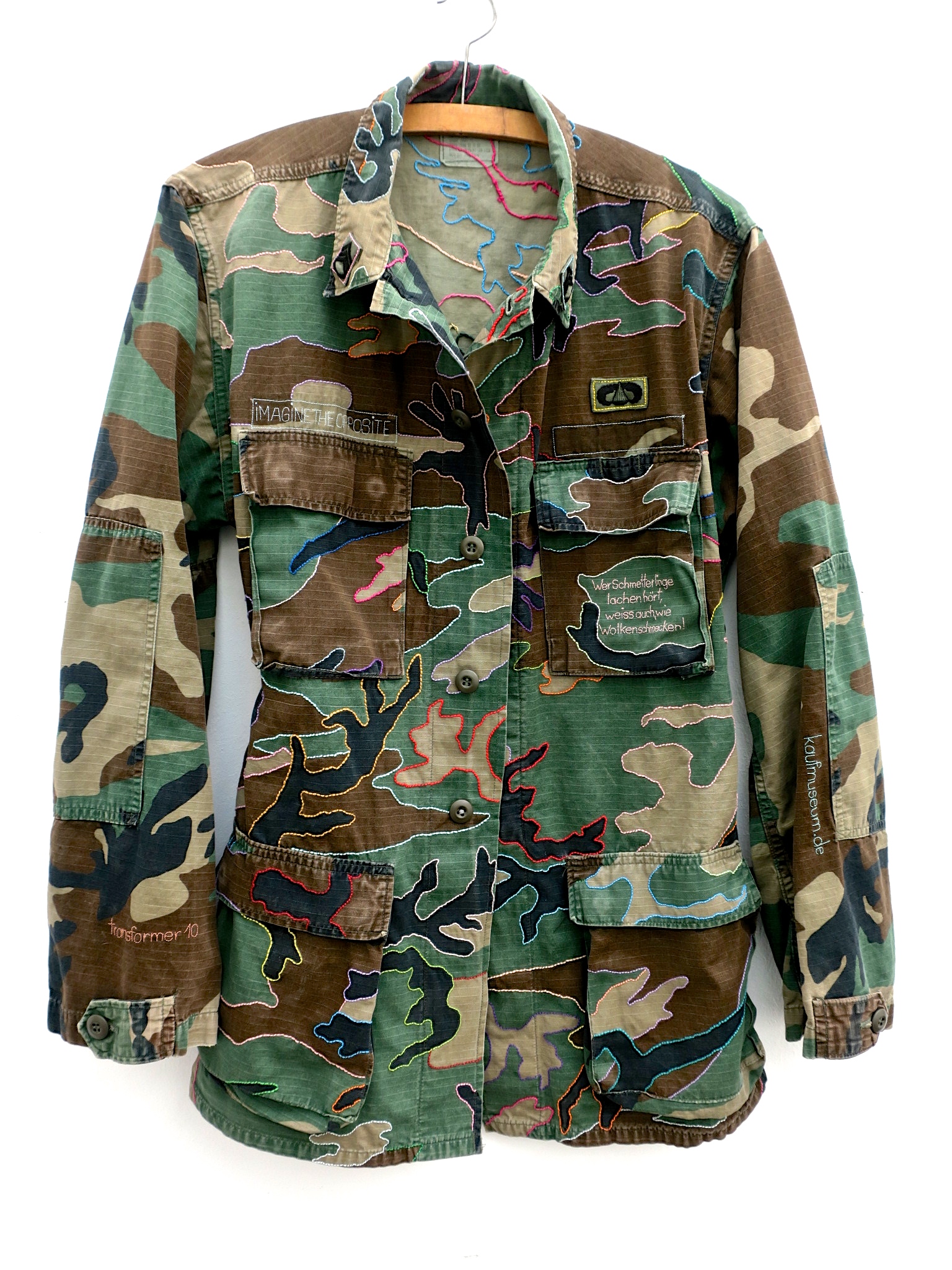 camouflage camp military combat uniform parka hippie boho peacemovement love&peace imagine the opposite slow fashion fluorescent crueltyfreefashion ökofashion eco hand embroidery handgestickt statement ethical kaufmuseum