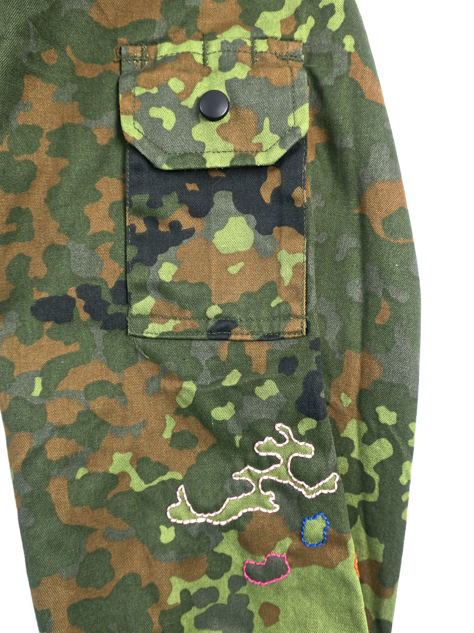 kamouflage camouflage camo militärjacke ethical ethicalfashion öko upcycling handgestickt kaufmuseum bruchhausen slowfashion embroidery 