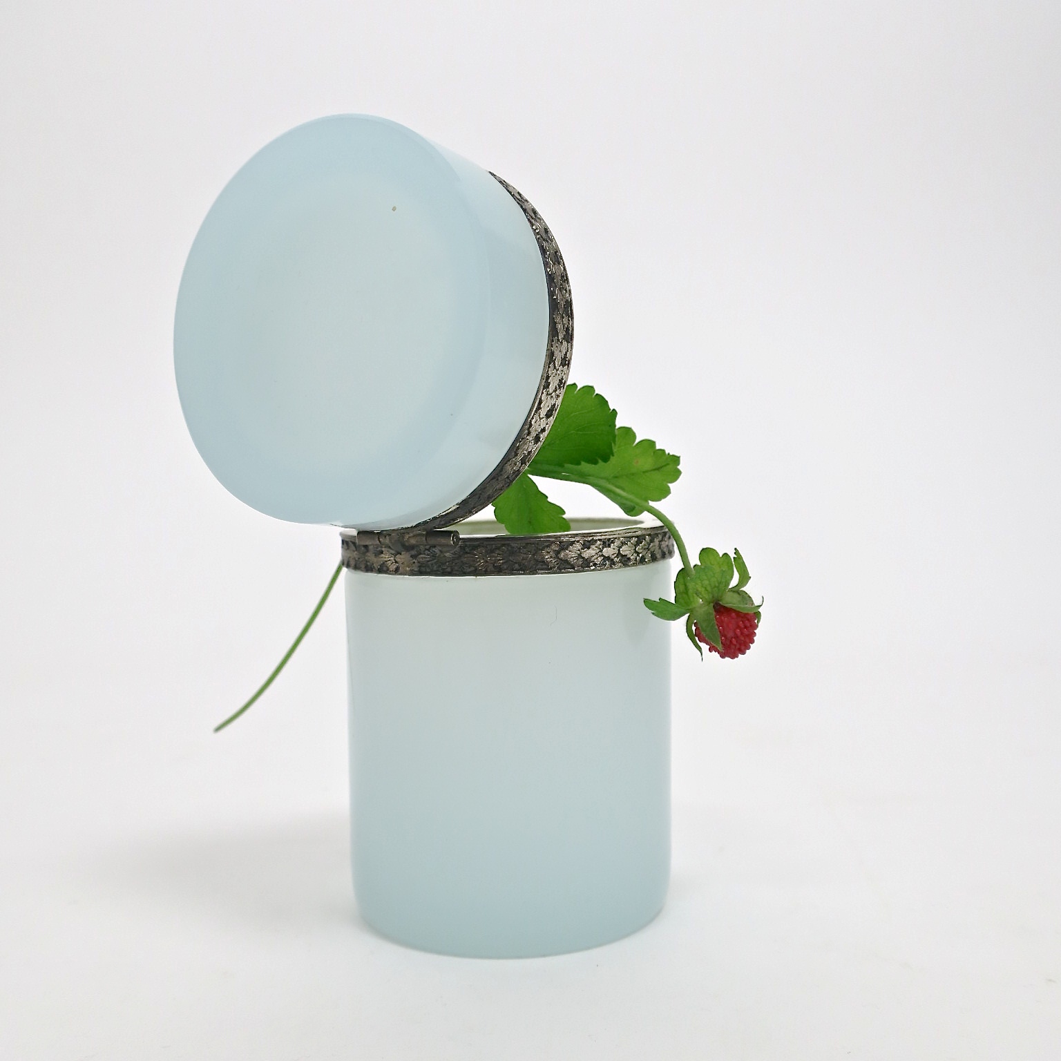 schatzdose deckeldose trinket box ormulo opalglas opalino nobel edel luxury interior kaufmuseum box himmelblau türkis turquoise pastelblau