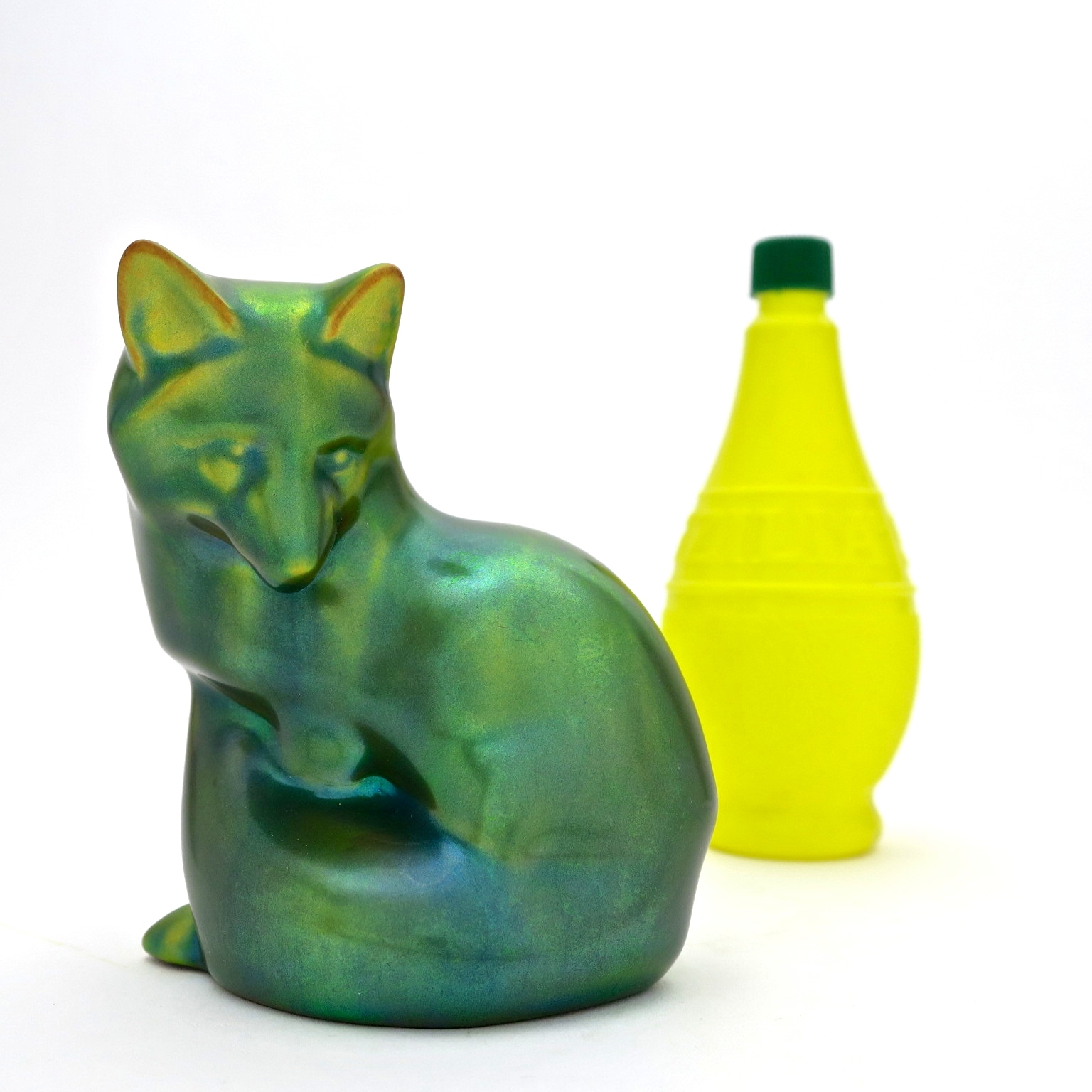 zsolnay figurine fuchs fox eosin grasgrün neon porzellan interior inneneinrichtung detail kaufmuseum geschenke 