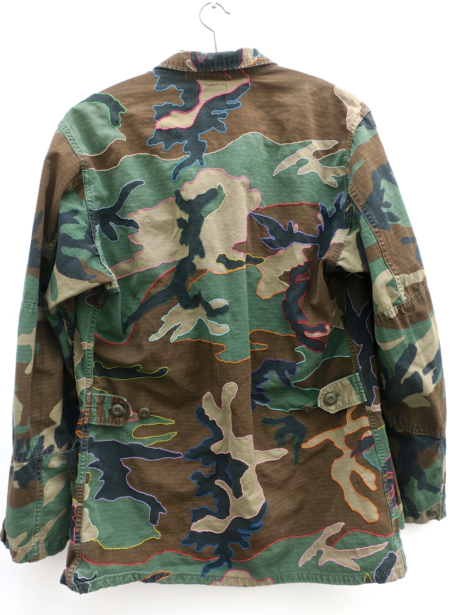 camouflage camp military combat uniform parka hippie boho peacemovement love&peace imagine the opposite slow fashion fluorescent crueltyfreefashion ökofashion eco hand embroidery handgestickt statement ethical kaufmuseum