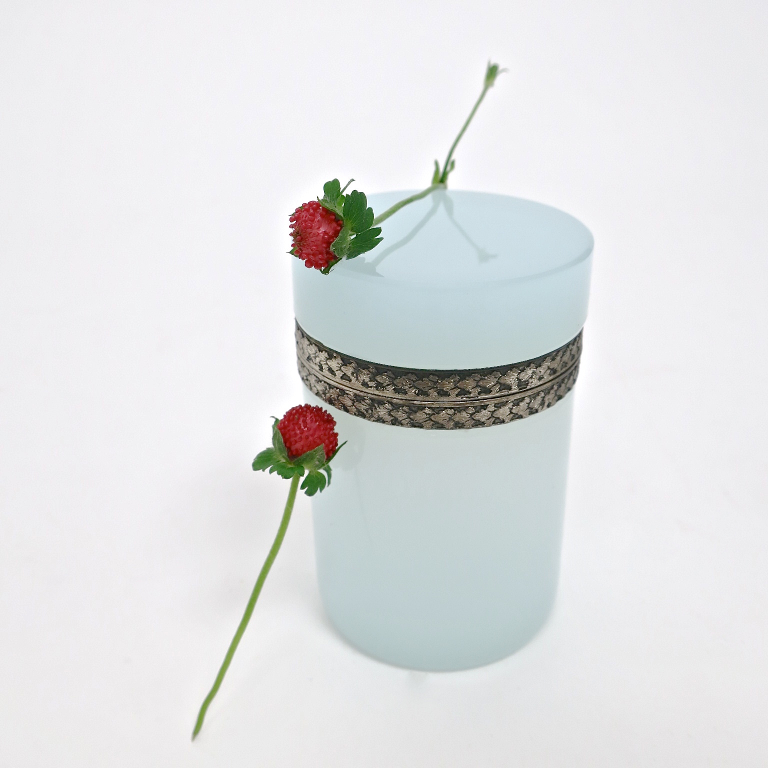 schatzdose wilde erdbeeren strawberries deckeldose trinket box ormulo opalglas opalino nobel edel luxury interior kaufmuseum box himmelblau türkis turquoise pastelblau