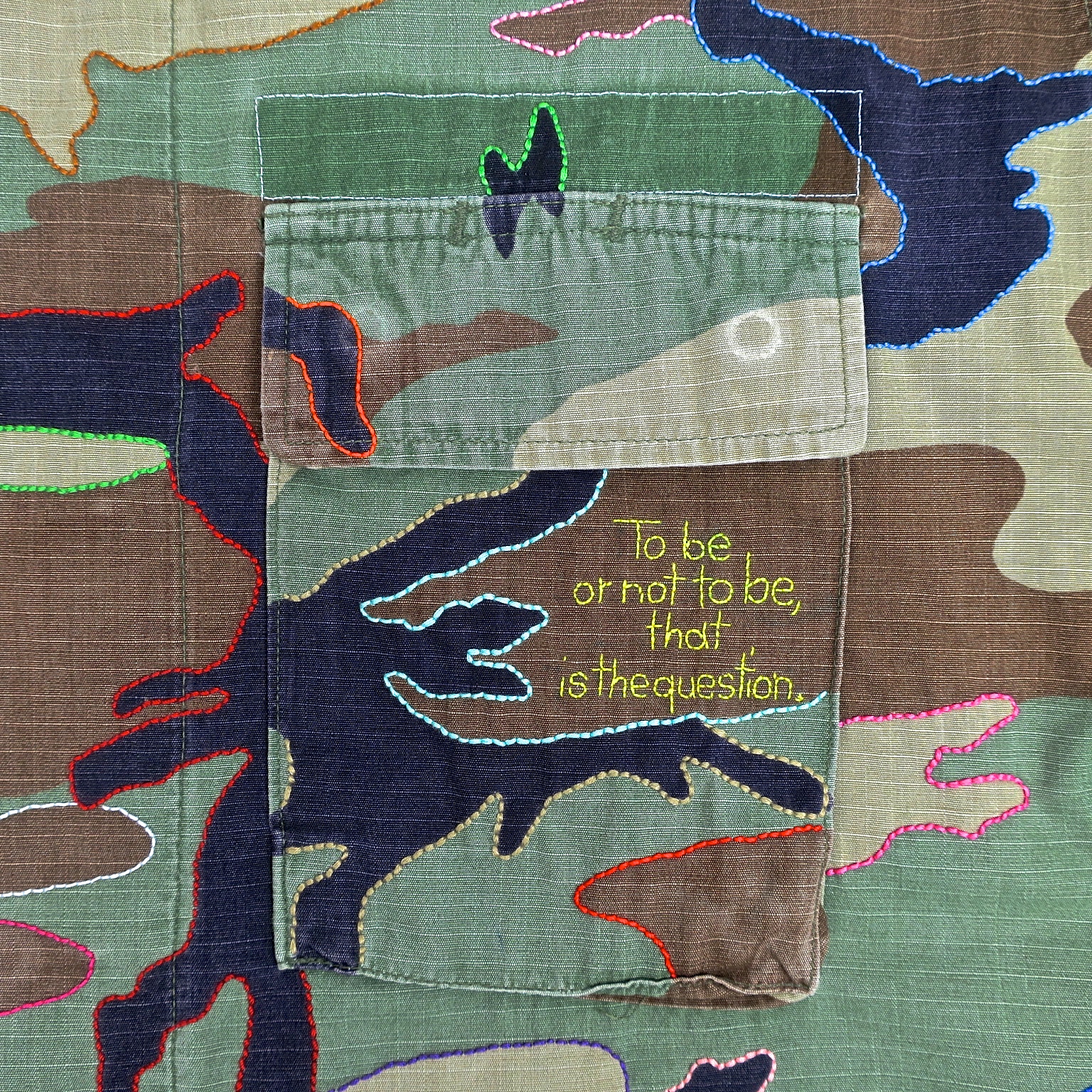 hamlet biene bee camouflage camo camu statement fairfashion slowfashion ethicalfashion anstand shakespeare kampfuniform ecofriendly dignity humanism handgestickt embroidery stitching 