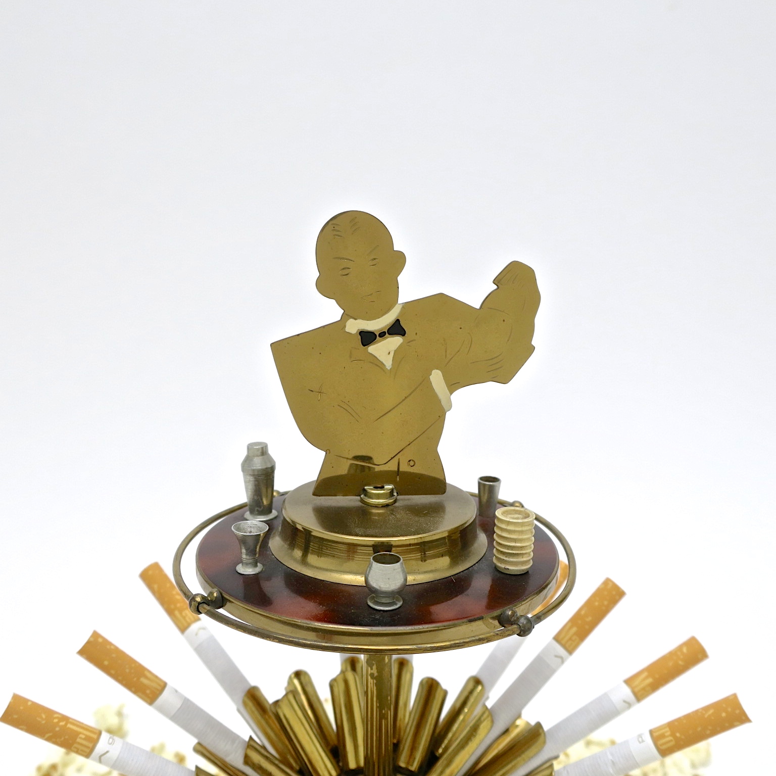 barkeeper bartender cocktails shaker zigarettenspender midcentury artdéco schildpatt fifties kaufmuseum münchen interior brass messing  barequipment für männer formen masculine männer geschenke