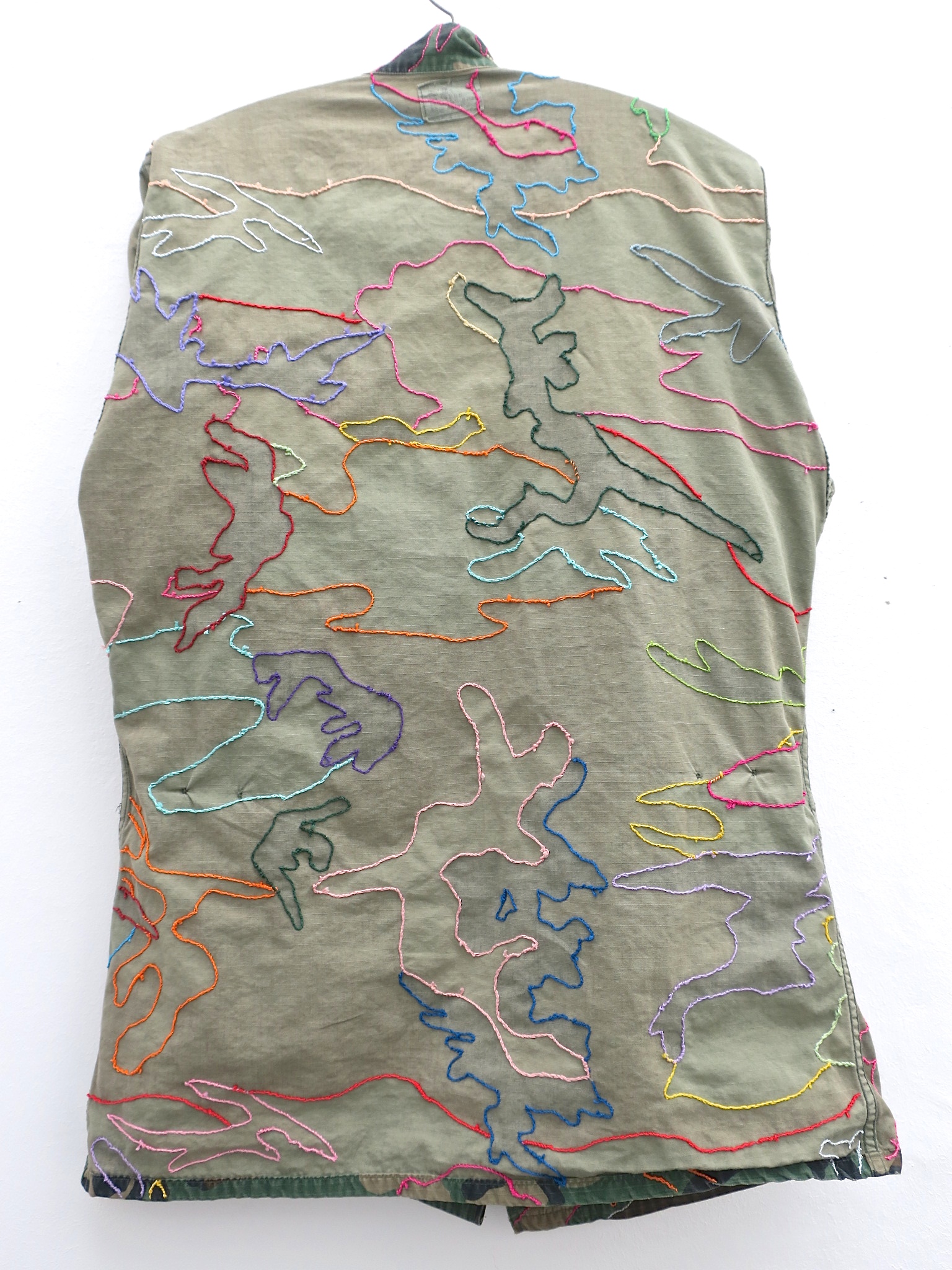 camouflage camp military combat uniform parka hippie boho peacemovement love&peace imagine the opposite slow fashion fluorescent crueltyfreefashion ökofashion eco hand embroidery handgestickt statement ethical kaufmuseum