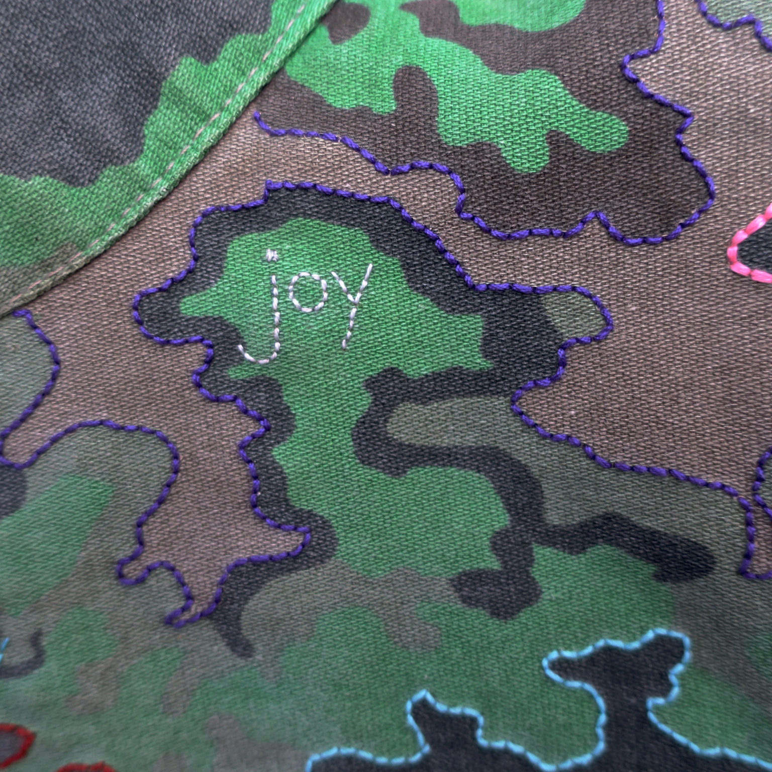embroidery handgestickt camouflage camo military handembroidered peacekeeping eichenlaub tarnjacke bomberjacke peace ubuntu slowfashion crueltyfree sustainable statementfashion political fashion 