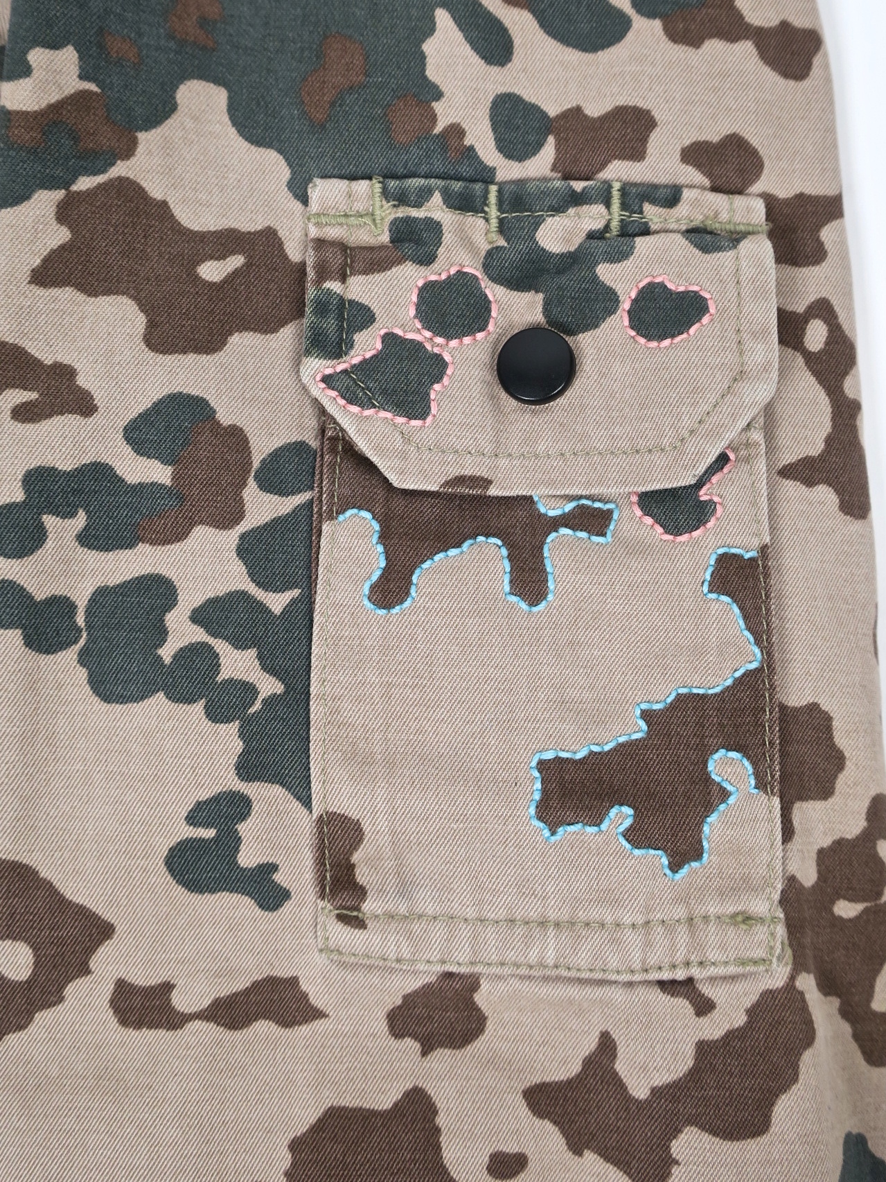 camouflage kaufmuseum München ökofashion ethicalfashion fairfashion slowfashion statement embroidery handgestickt ethical militärjacken camo kamouflage
