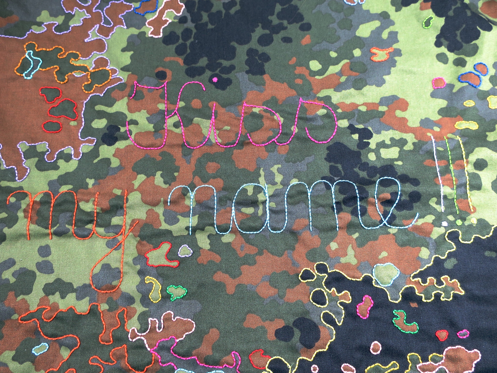 kamouflage camouflage camo militärjacke ethical ethicalfashion öko upcycling handgestickt kaufmuseum bruchhausen slowfashion embroidery 