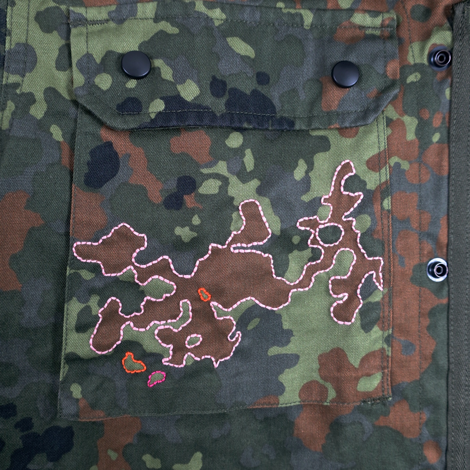kamouflage camouflage camo militärjacke ethical ethicalfashion öko upcycling handgestickt kaufmuseum bruchhausen slowfashion embroidery 