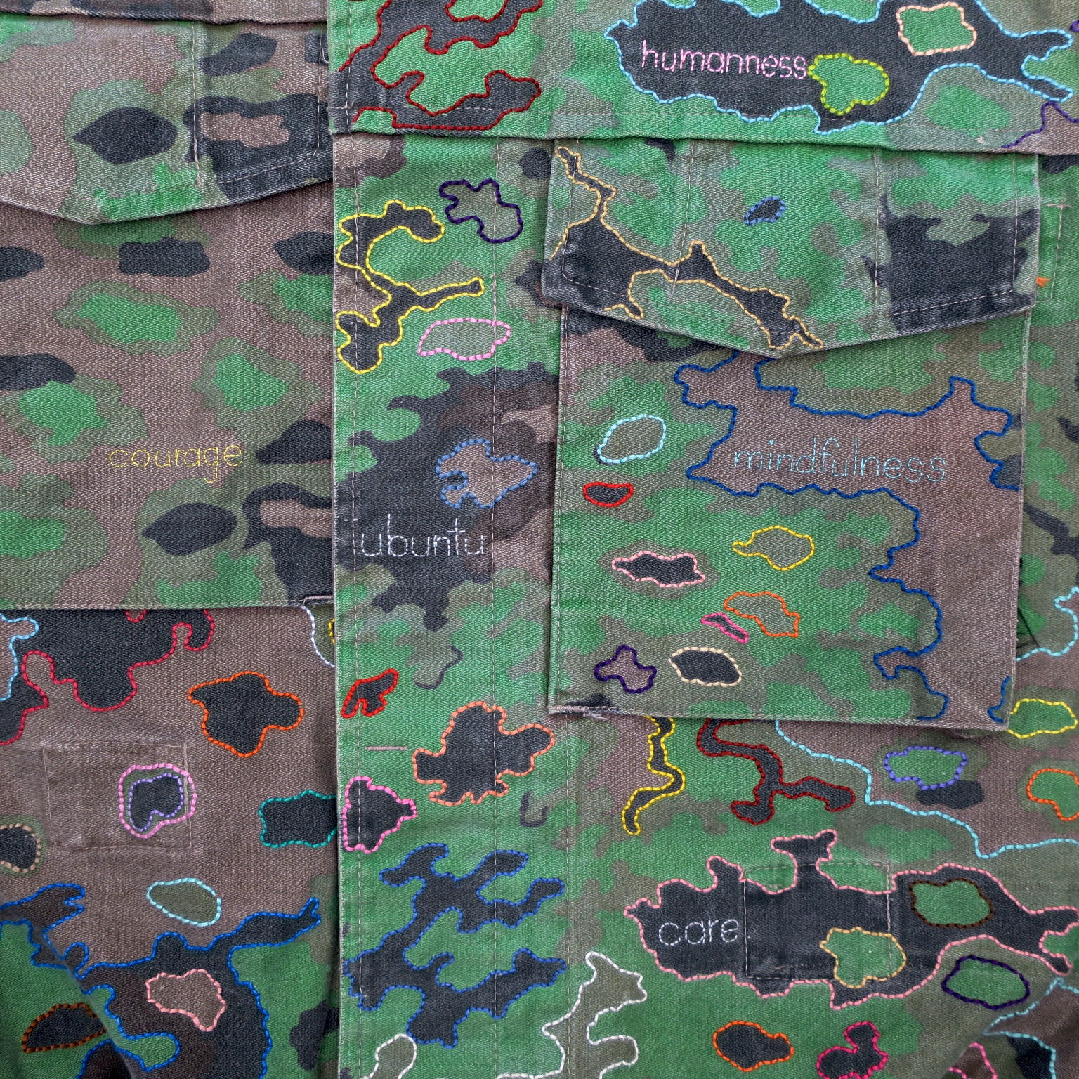 embroidery handgestickt camouflage camo military handembroidered peacekeeping eichenlaub tarnjacke bomberjacke peace ubuntu slowfashion crueltyfree sustainable statementfashion political fashion 