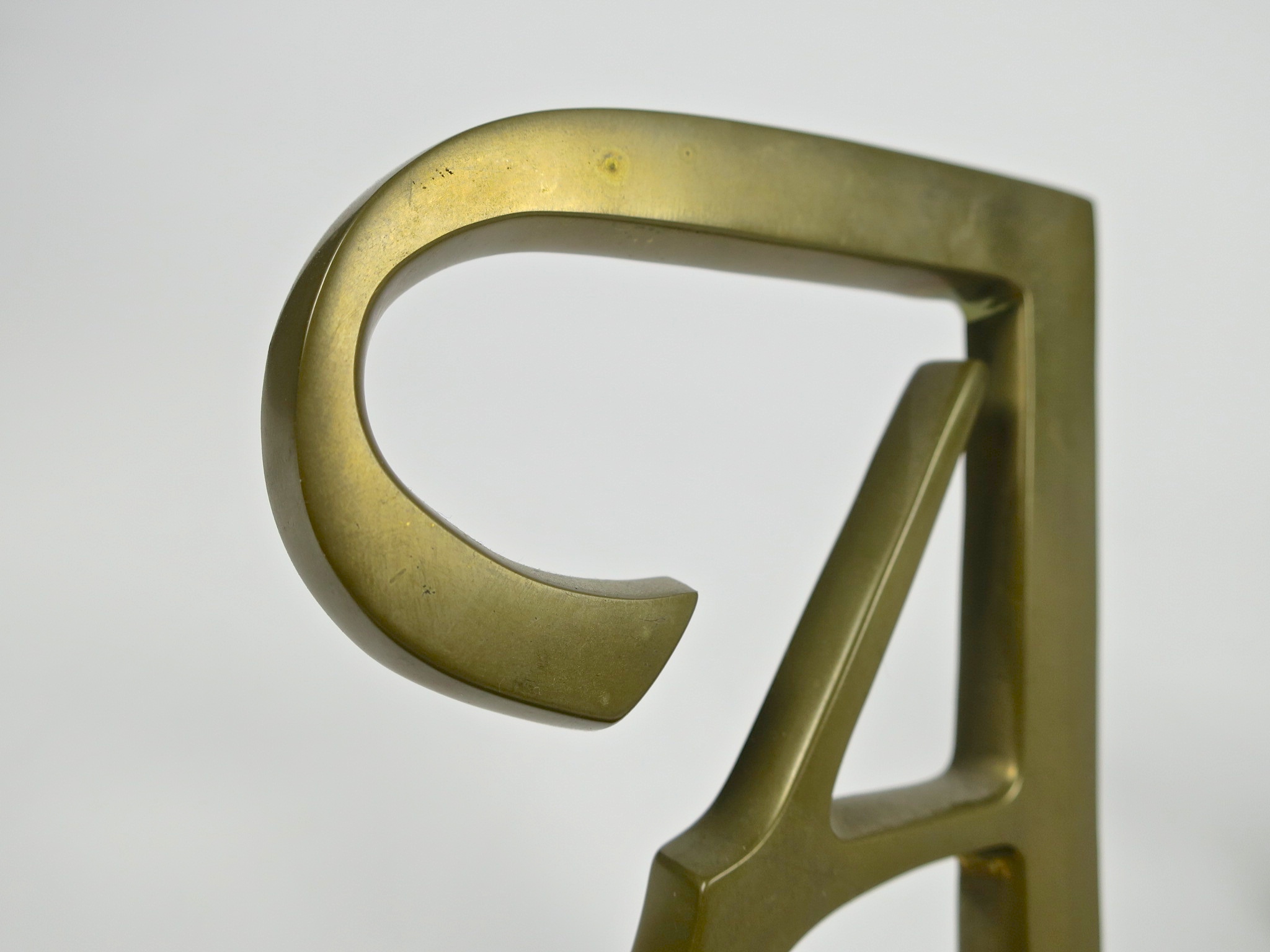 Typographie buchstützen brass gold messing buchstaben geschenk kaufmuseum heikebruchhausen bookend midcentury design