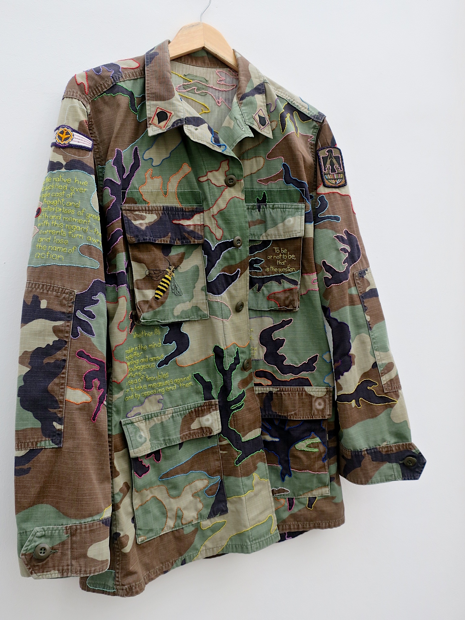 hamlet biene bee camouflage camo camu statement fairfashion slowfashion ethicalfashion anstand shakespeare kampfuniform ecofriendly dignity humanism handgestickt embroidery stitching 